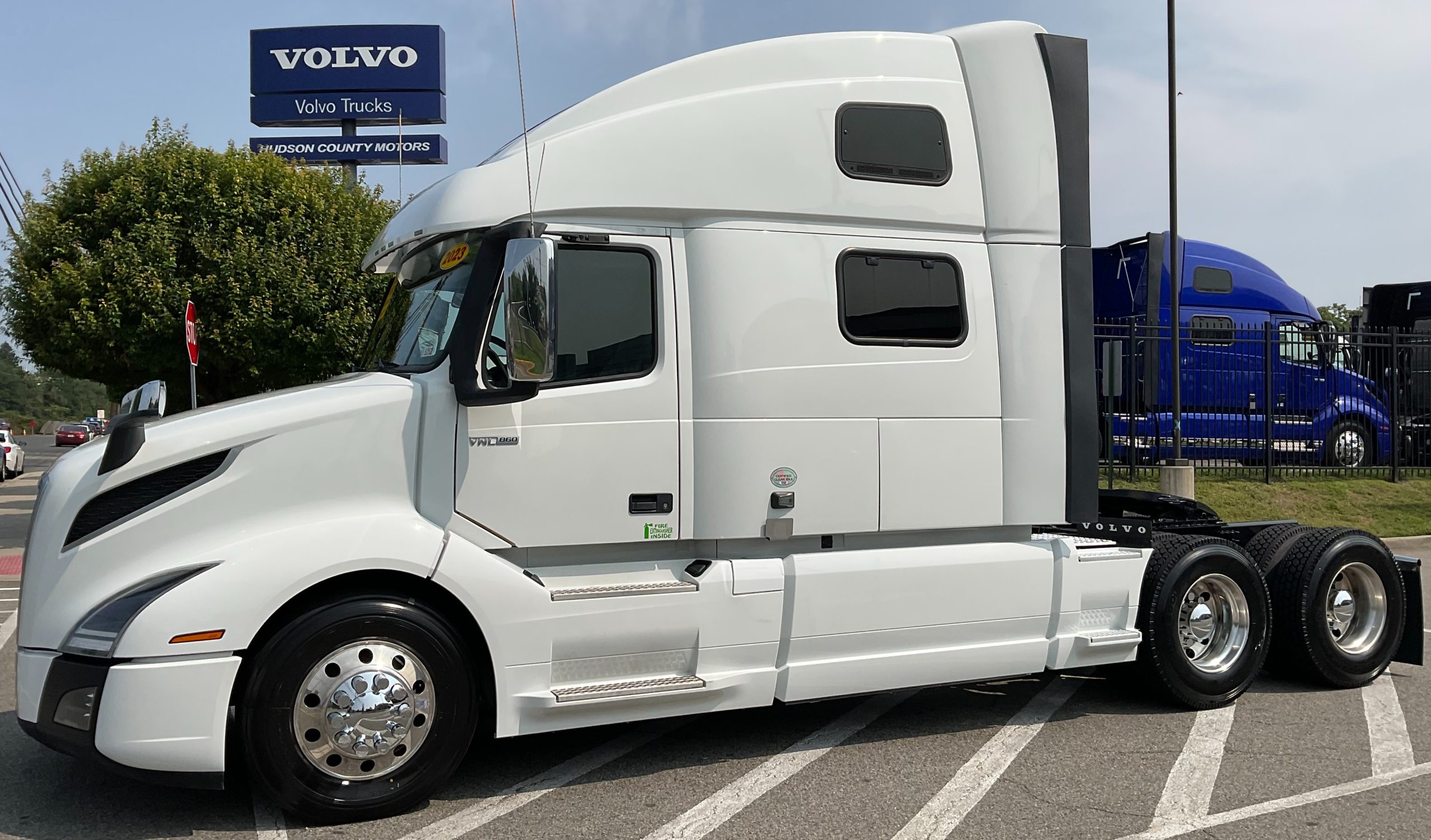 2023 VOLVO VNL64T860 - image 1 of 6