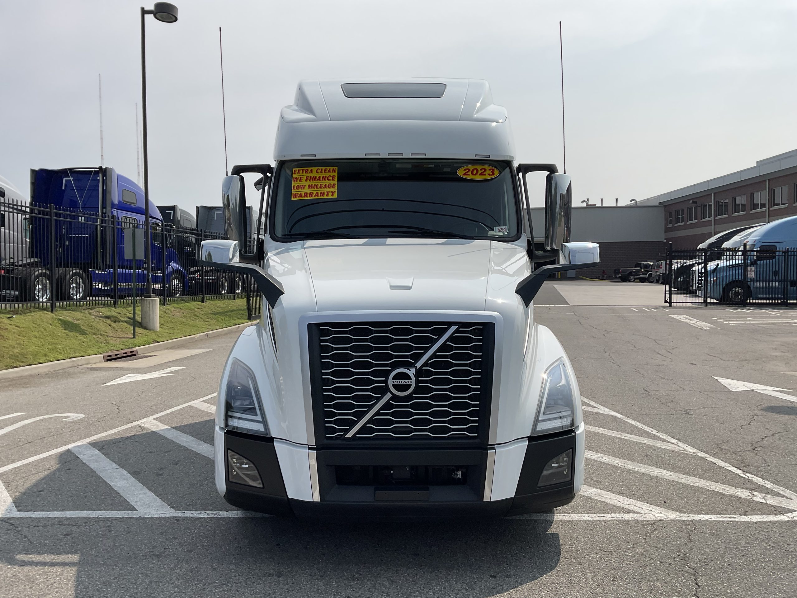 2023 VOLVO VNL64T860 - image 3 of 6