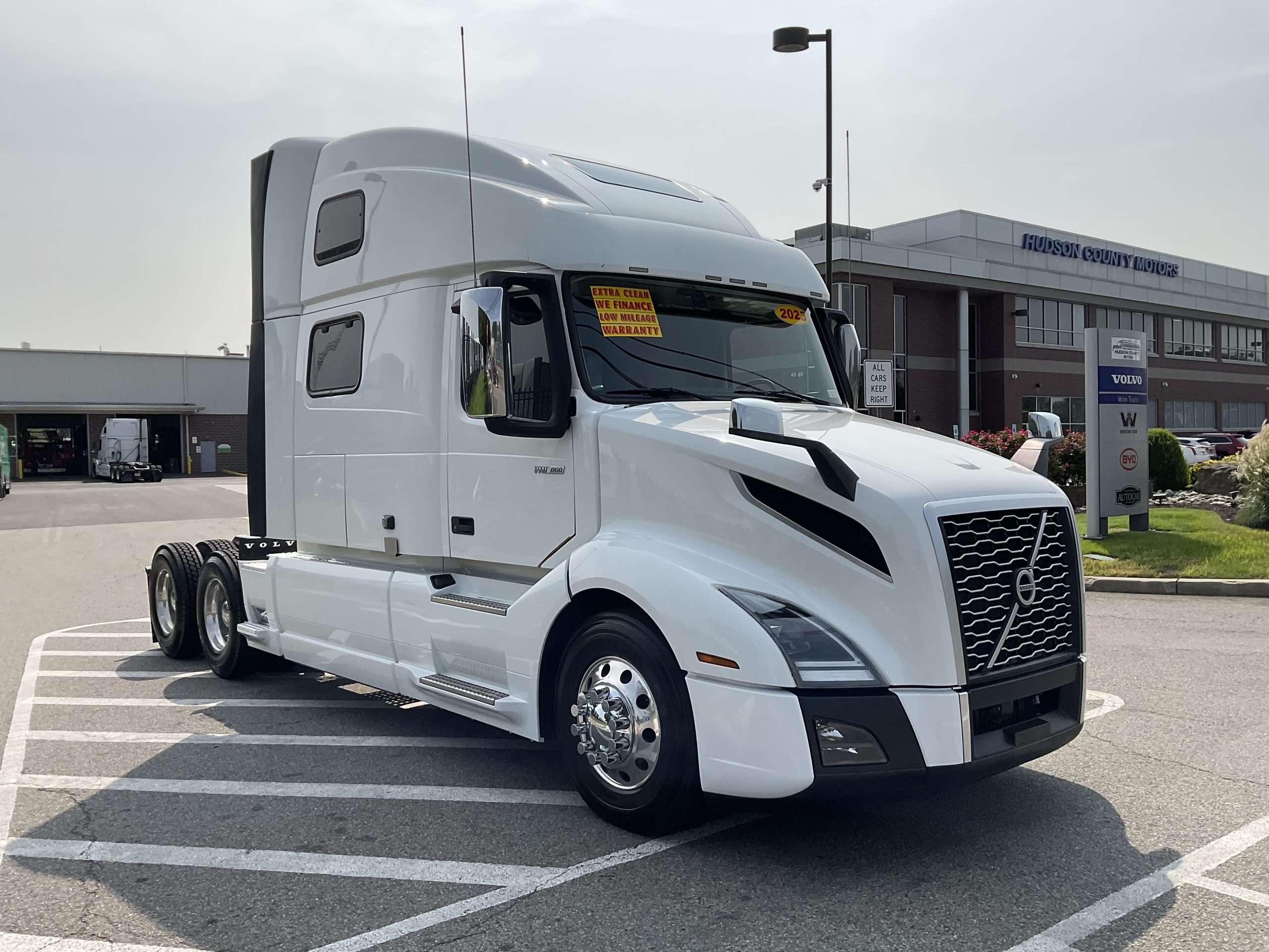 2023 VOLVO VNL64T860 - image 4 of 6