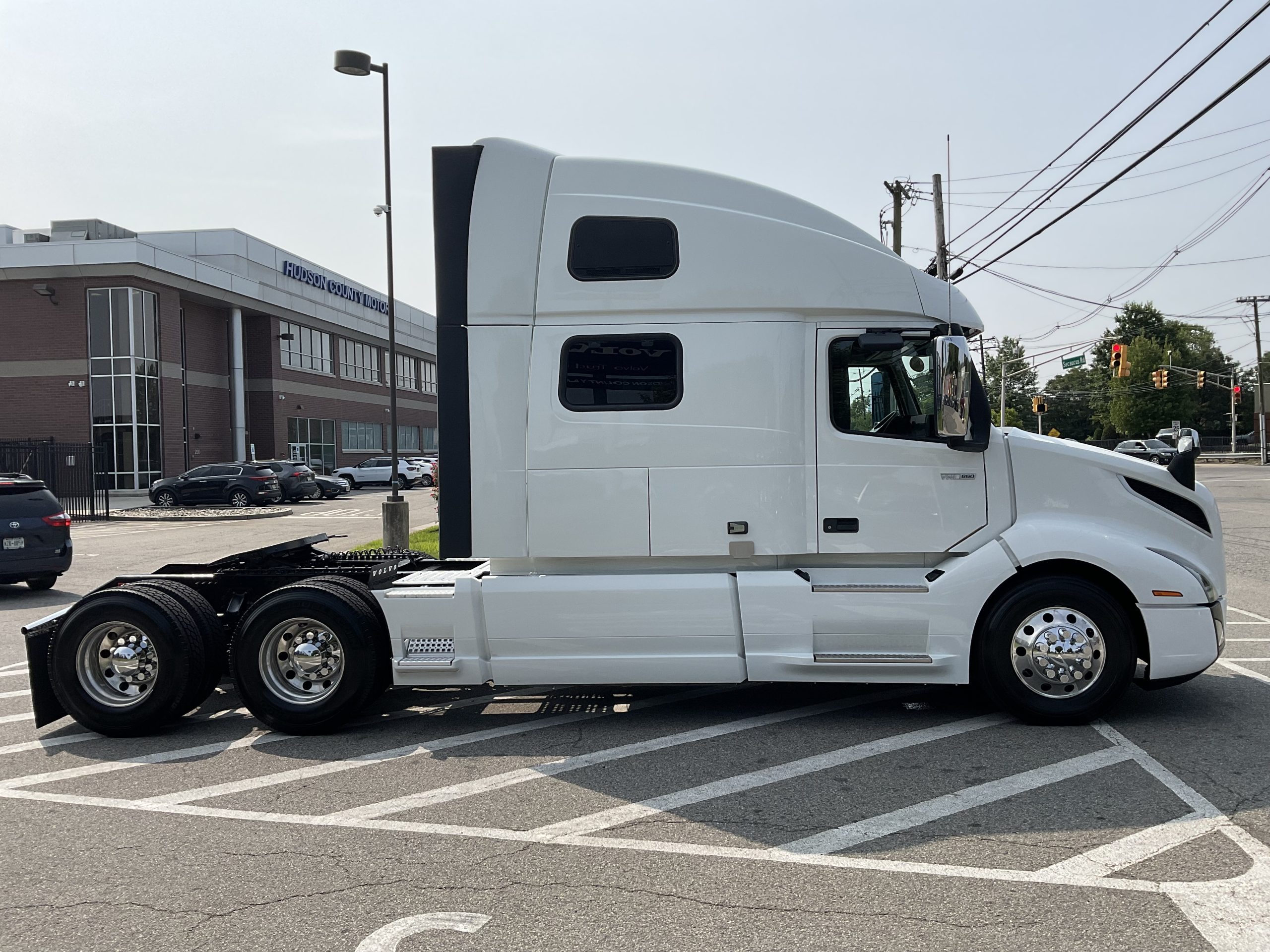 2023 VOLVO VNL64T860 - image 5 of 6