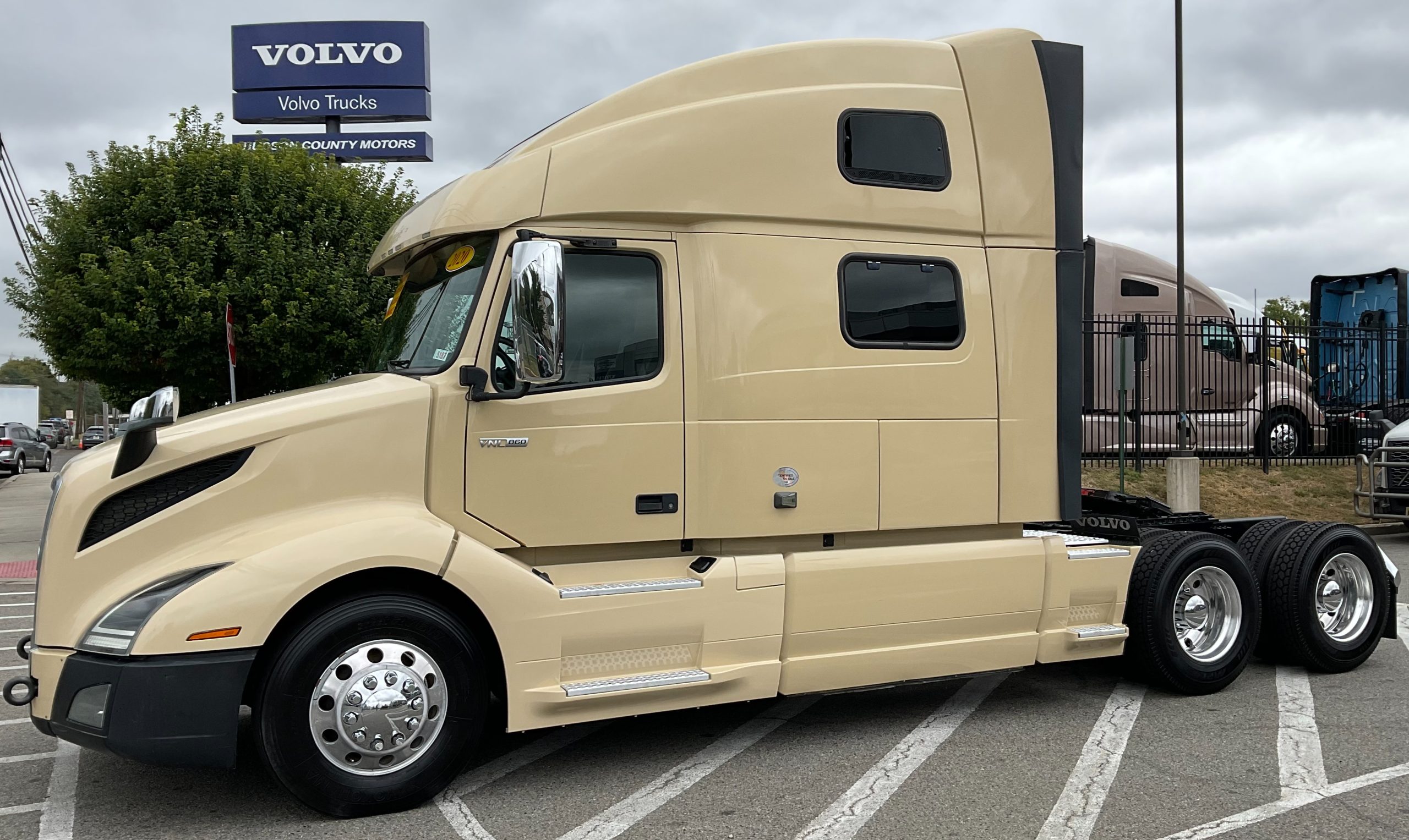 2020 VOLVO VNL64T860 - image 1 of 6