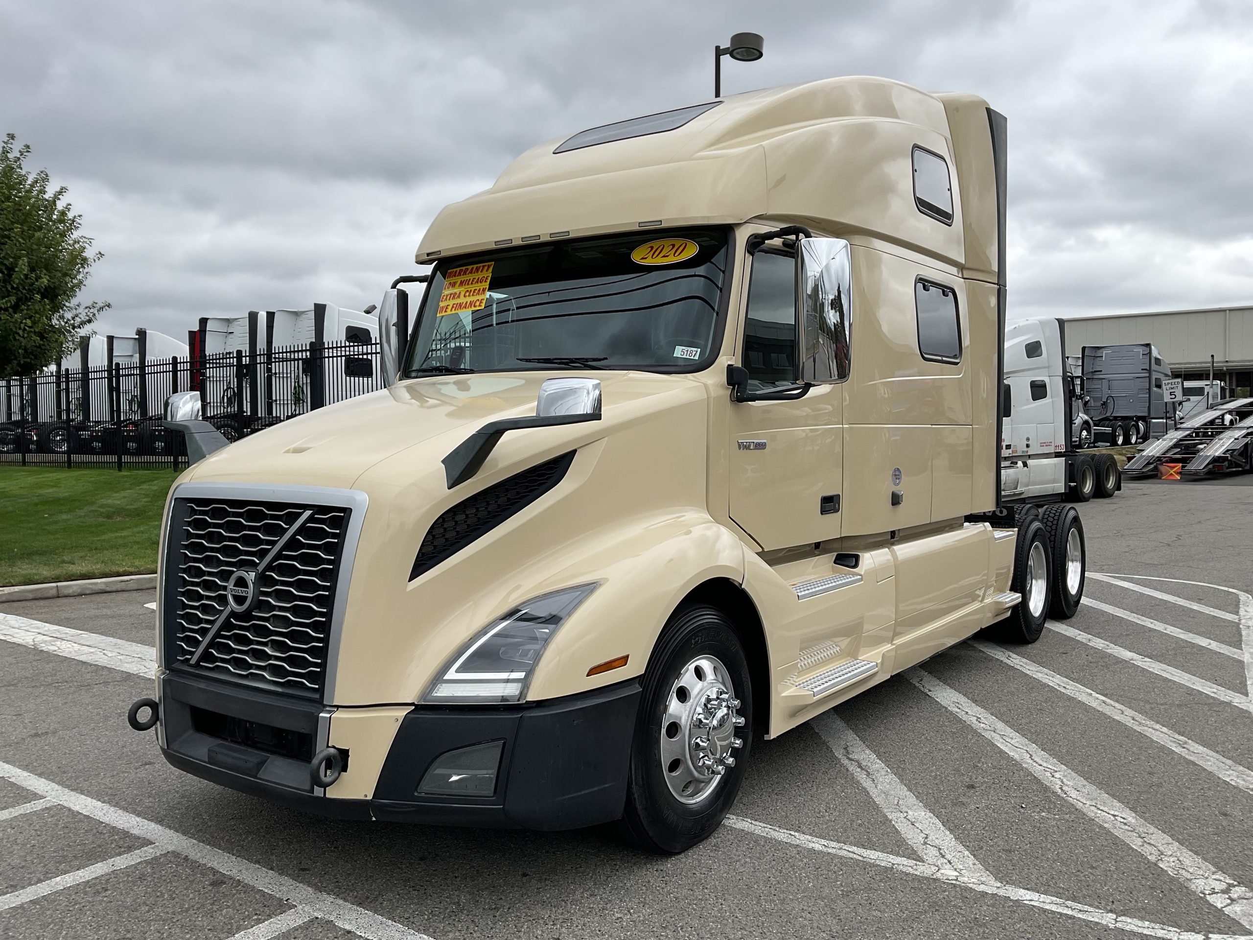 2020 VOLVO VNL64T860 - image 2 of 6