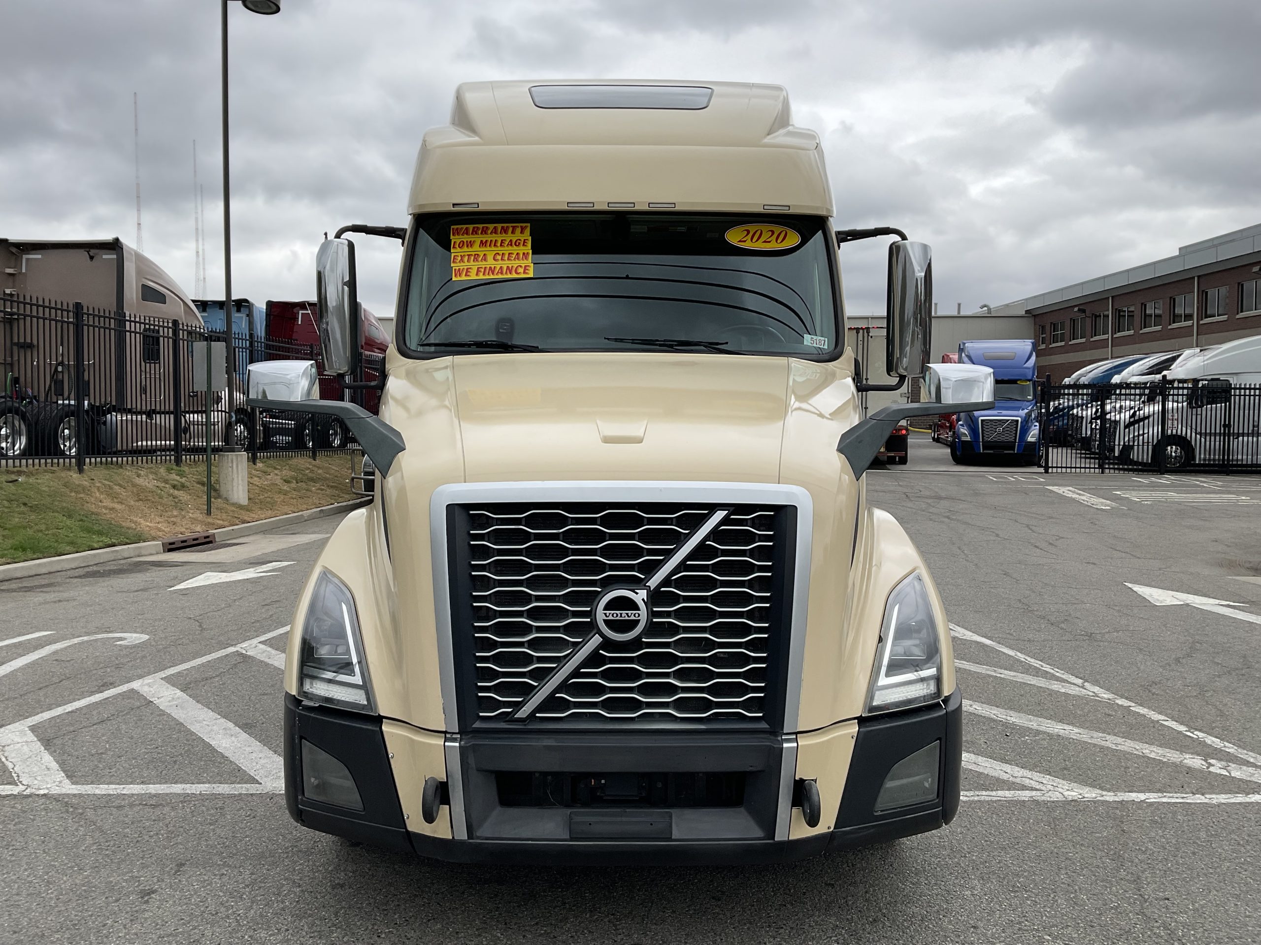 2020 VOLVO VNL64T860 - image 3 of 6