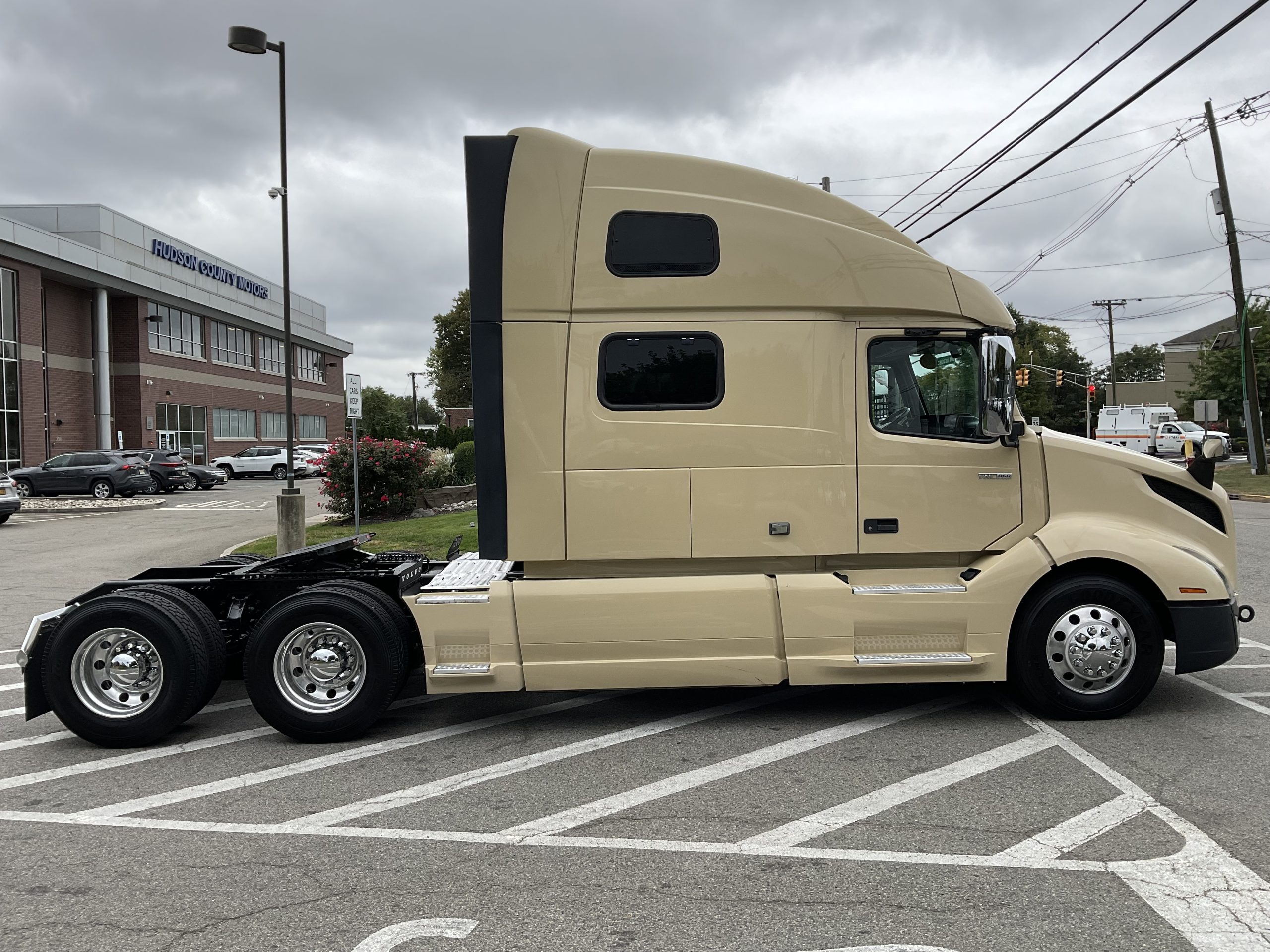 2020 VOLVO VNL64T860 - image 5 of 6