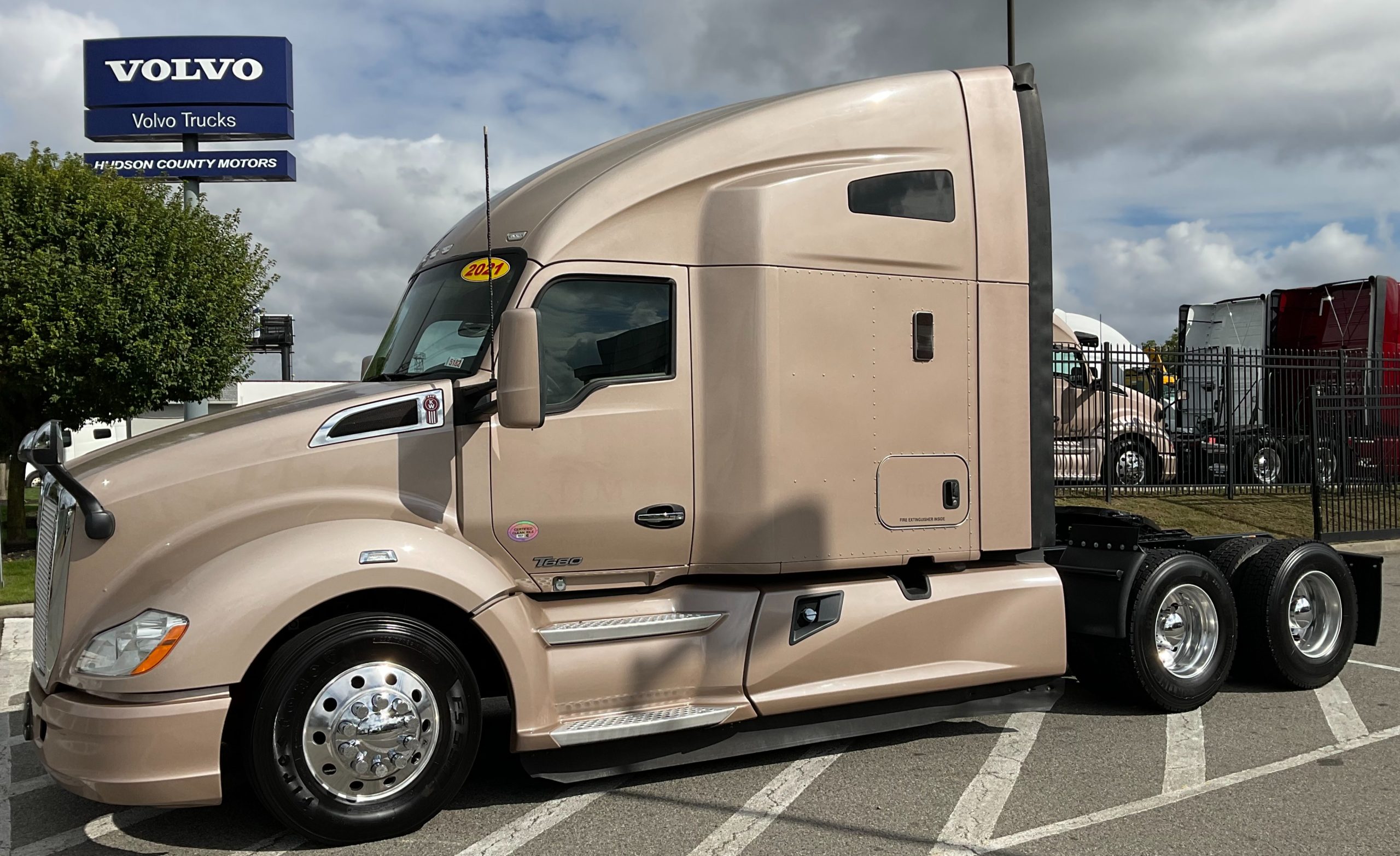 2021 KENWORTH T680 - image 1 of 6