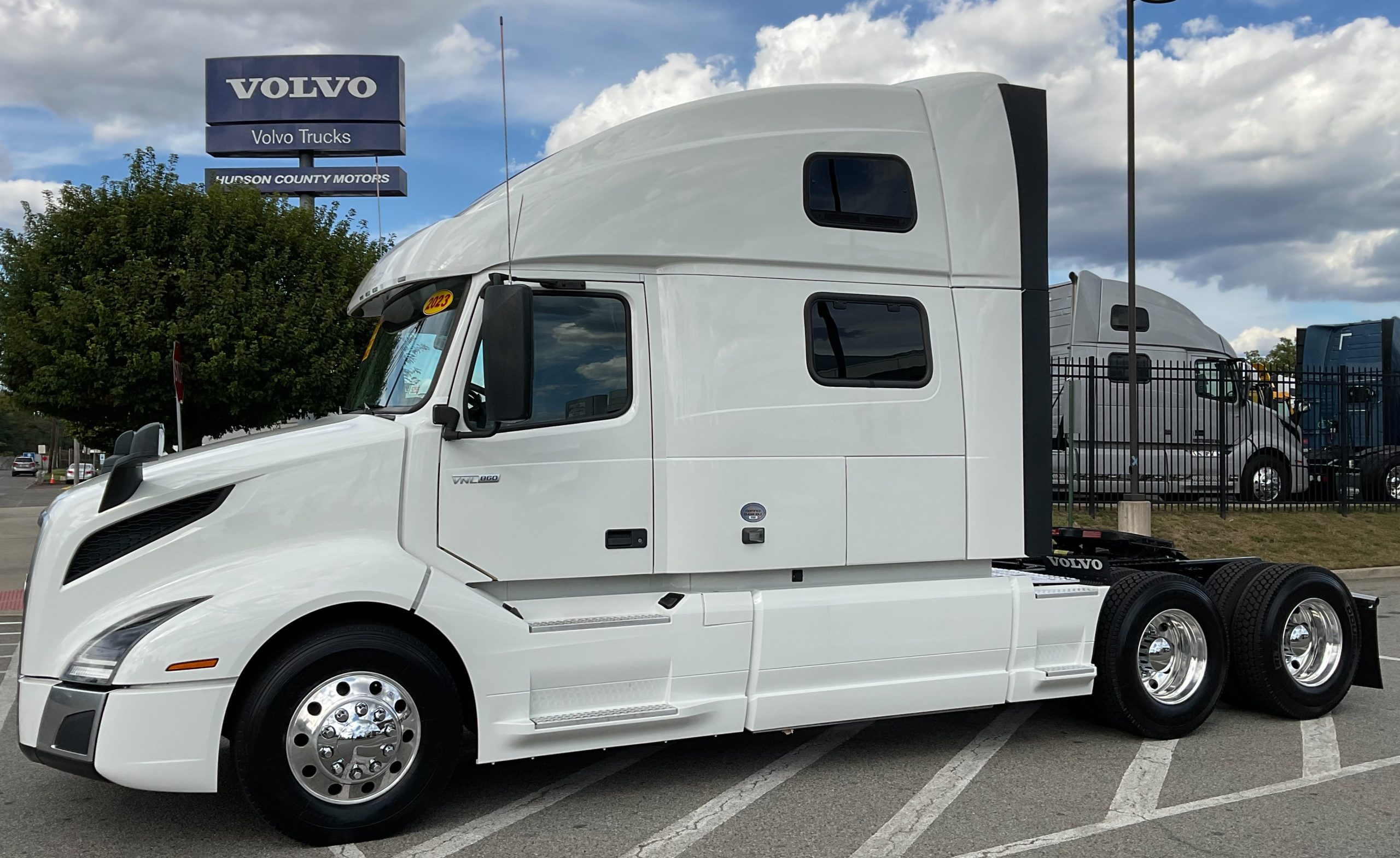 2023 VOLVO VNL64T860 - image 1 of 6