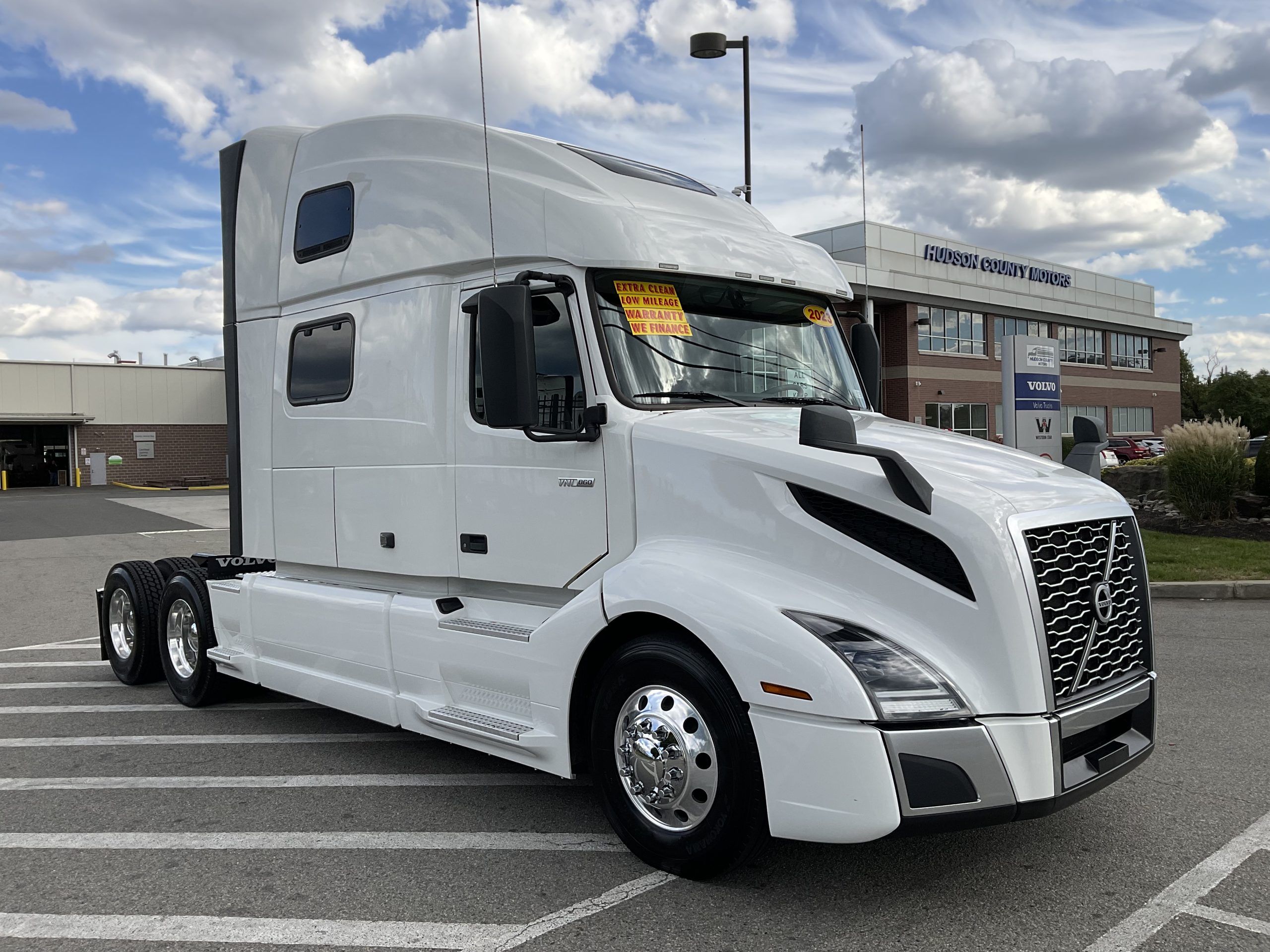 2023 VOLVO VNL64T860 - image 4 of 6