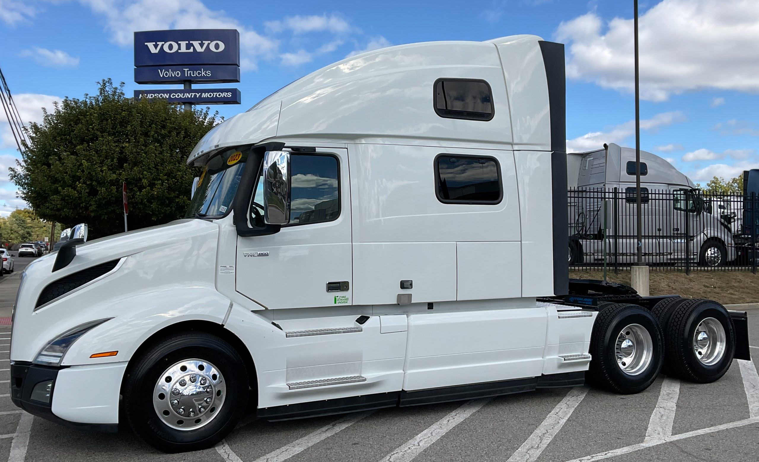 2023 VOLVO VNL64T860 - image 1 of 6