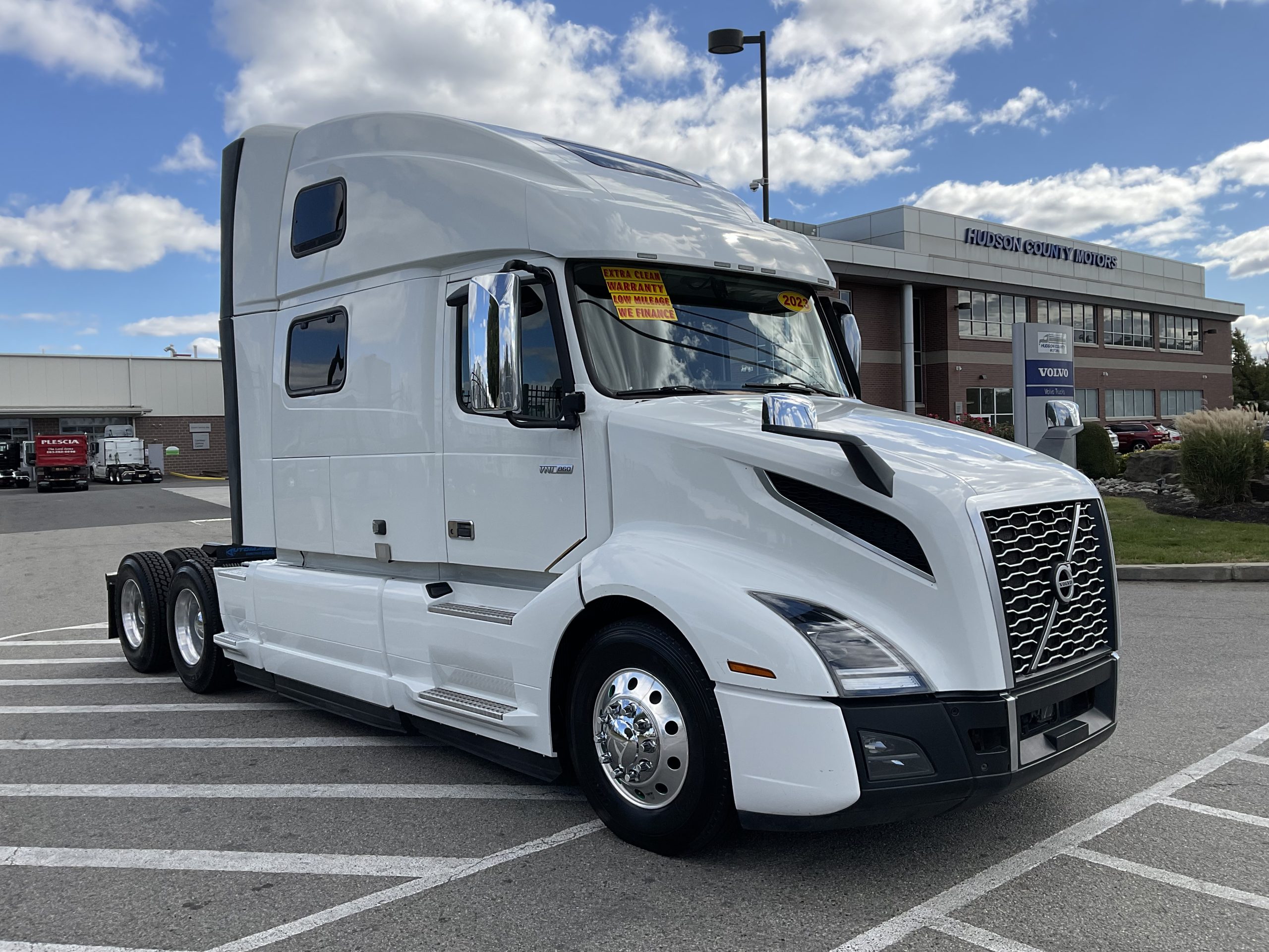 2023 VOLVO VNL64T860 - image 4 of 6