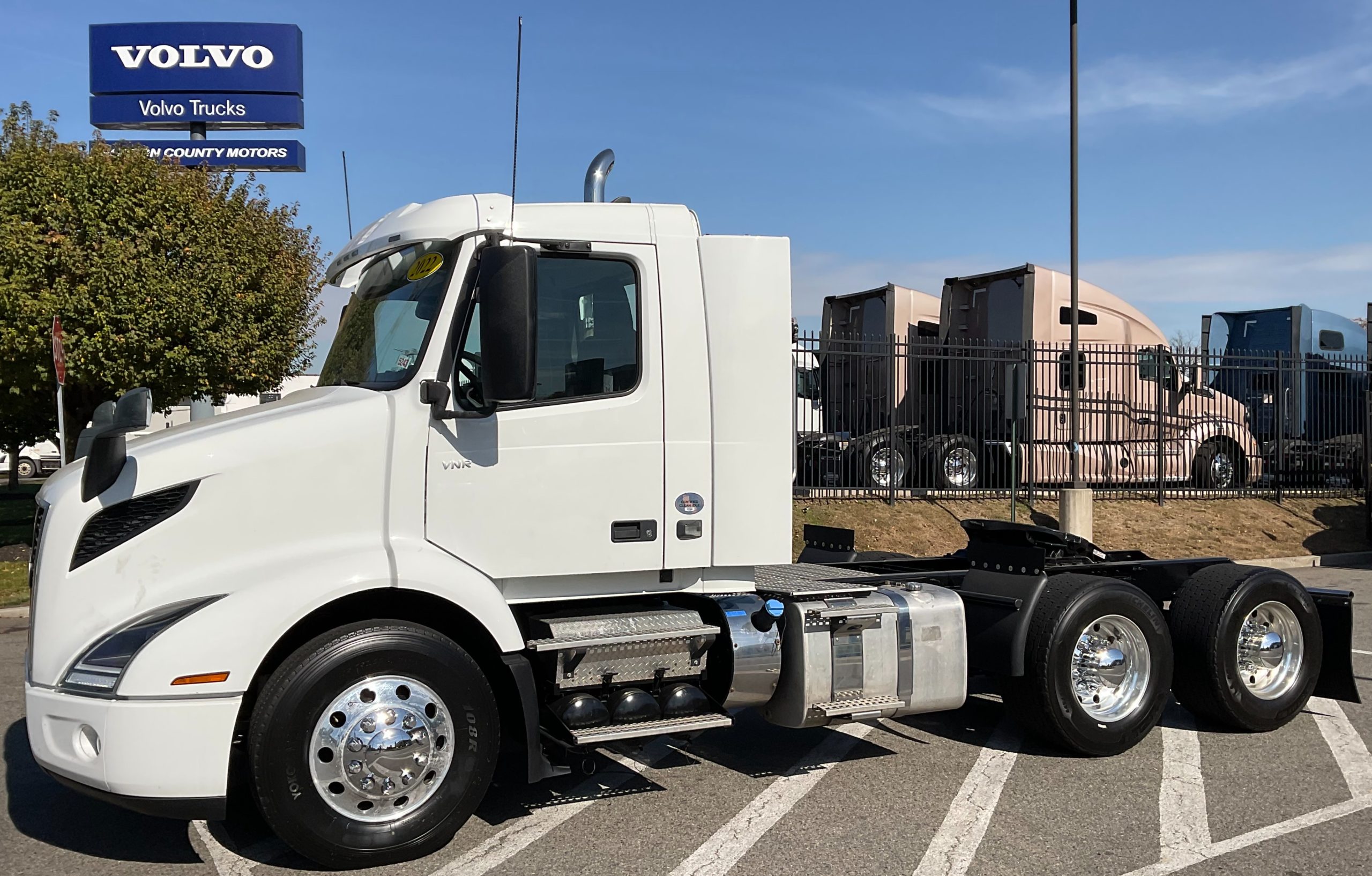 2022 VOLVO VNR64T300 - image 1 of 6