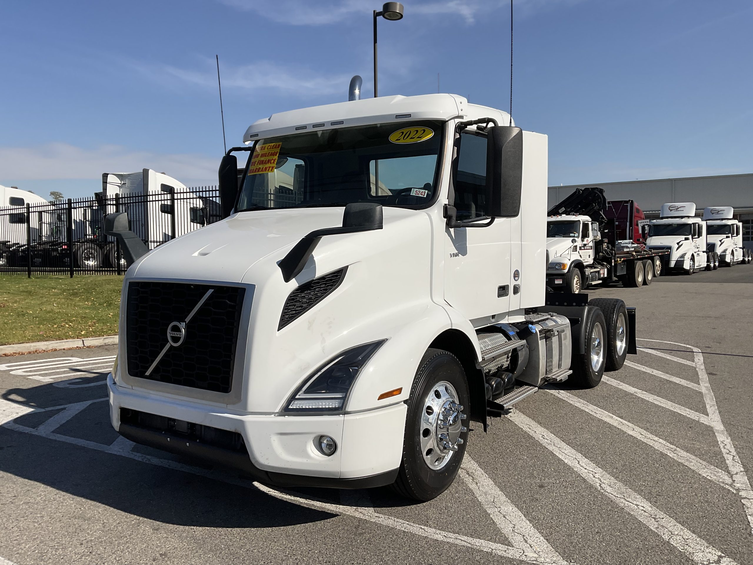 2022 VOLVO VNR64T300 - image 2 of 6