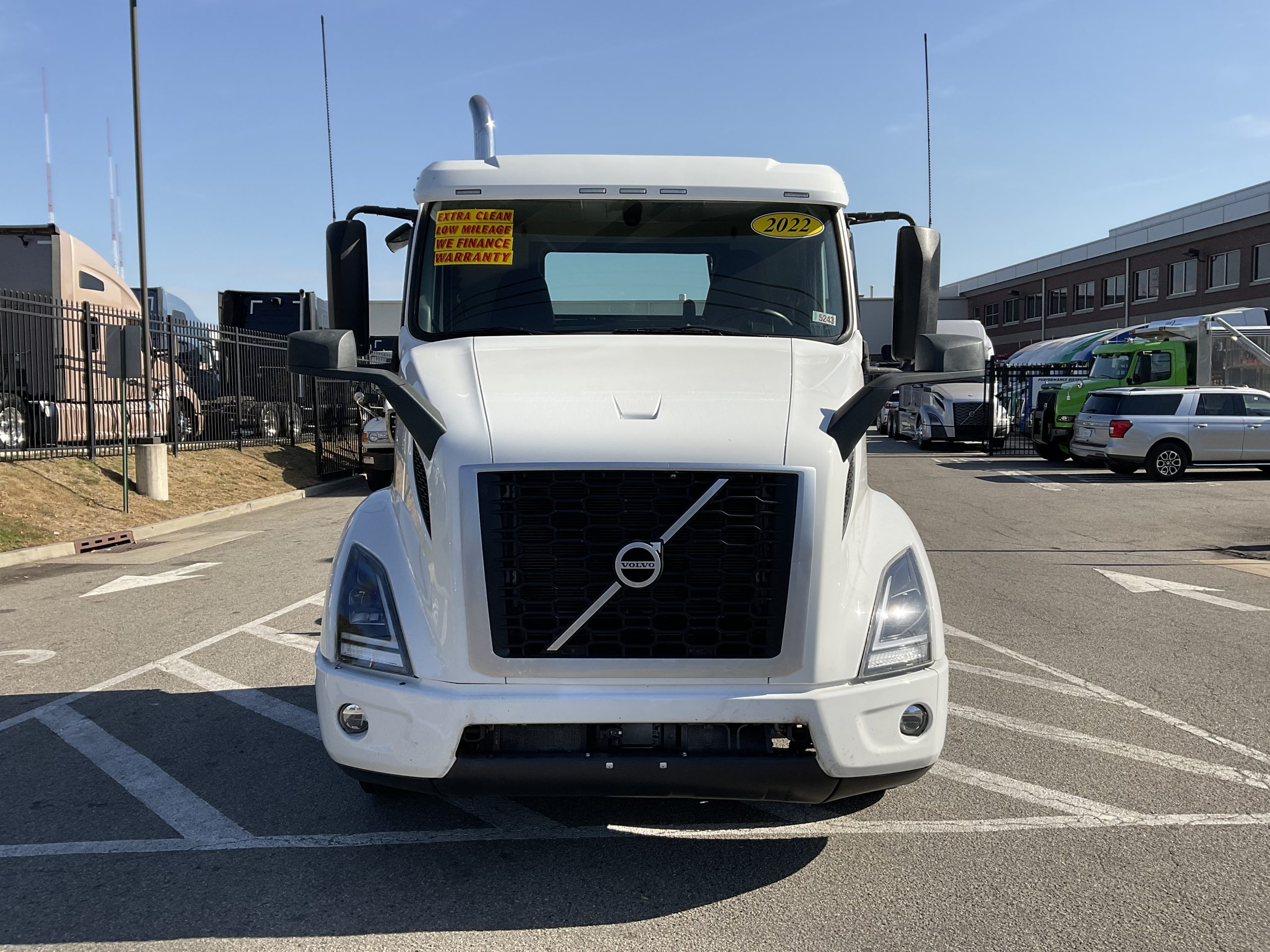 2022 VOLVO VNR64T300 - image 3 of 6