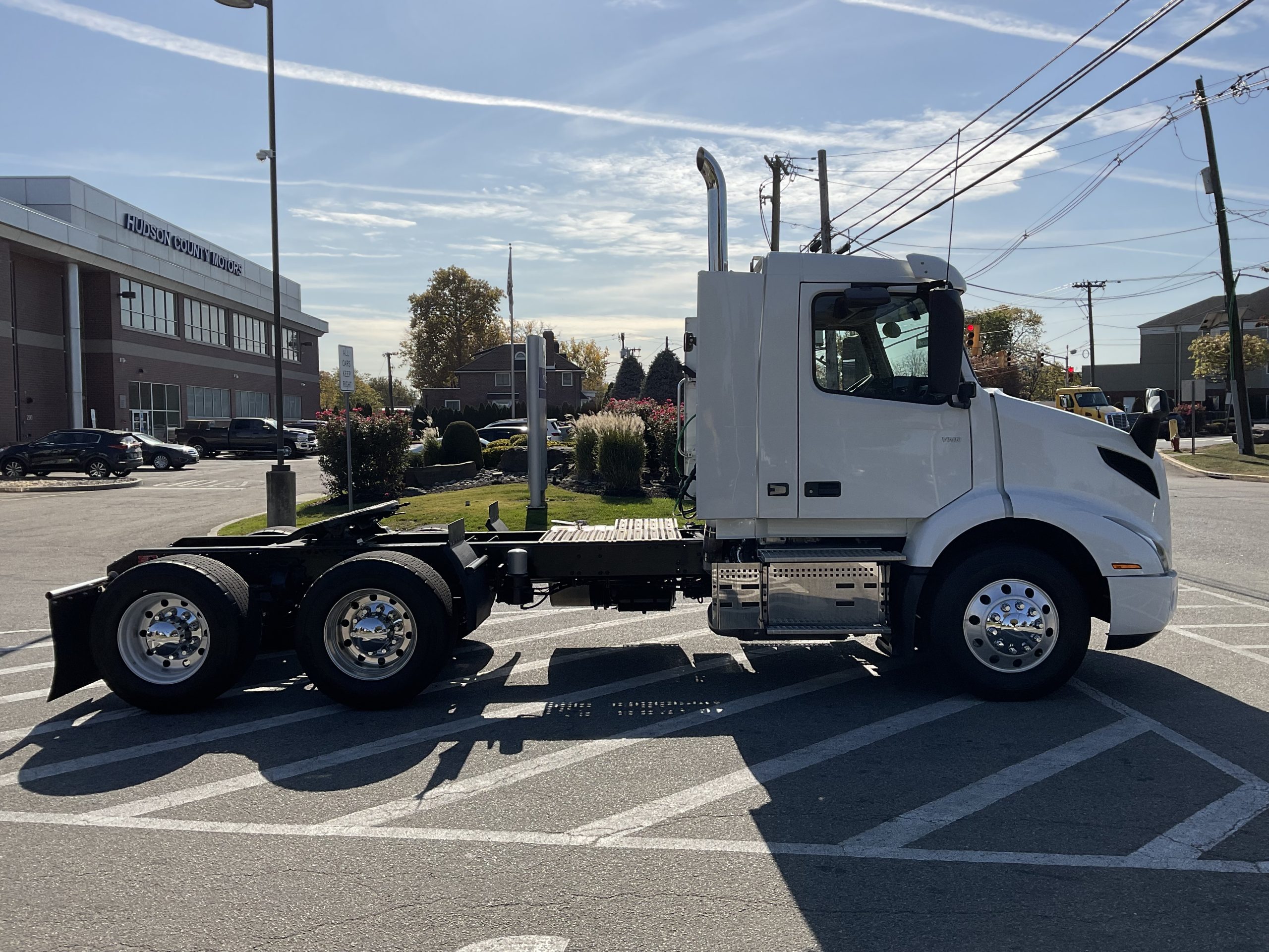 2022 VOLVO VNR64T300 - image 5 of 6