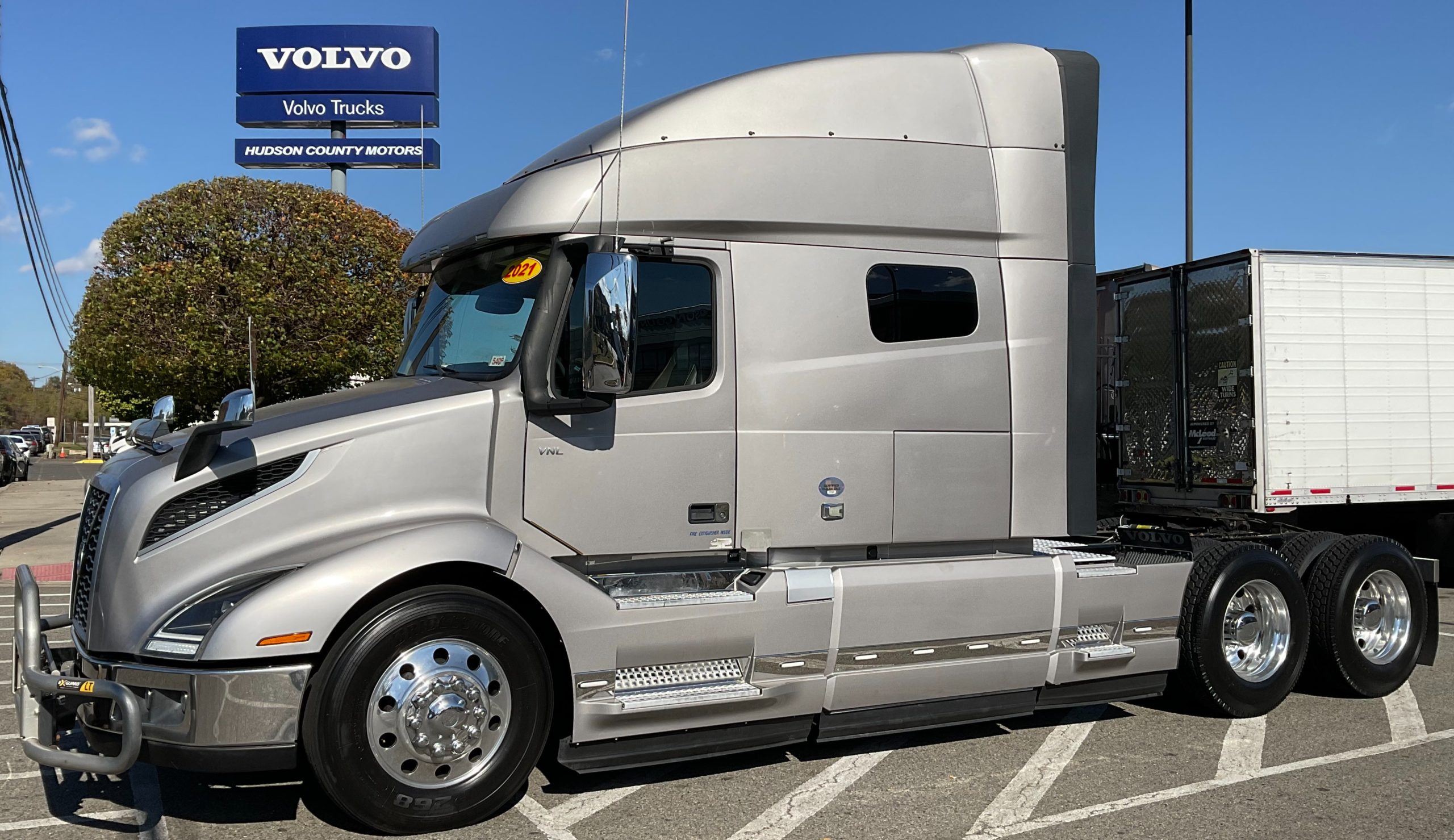 2021 VOLVO VNL64T740 - image 1 of 6