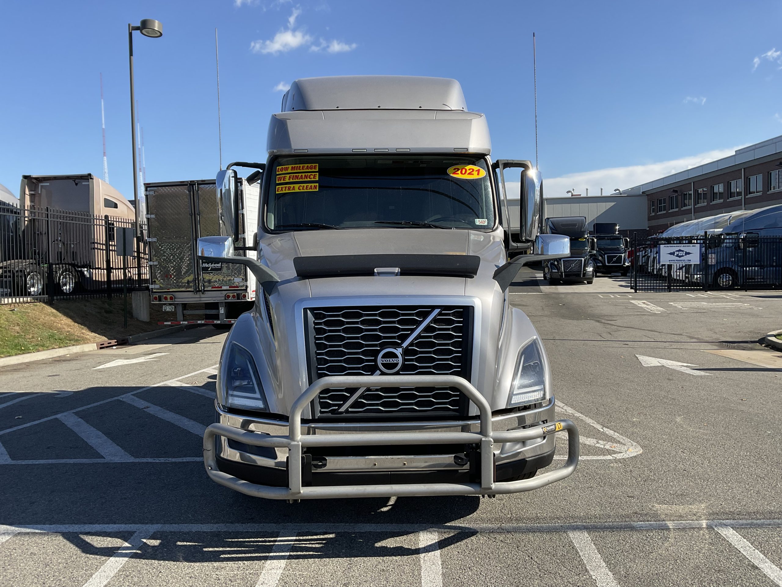 2021 VOLVO VNL64T740 - image 3 of 6