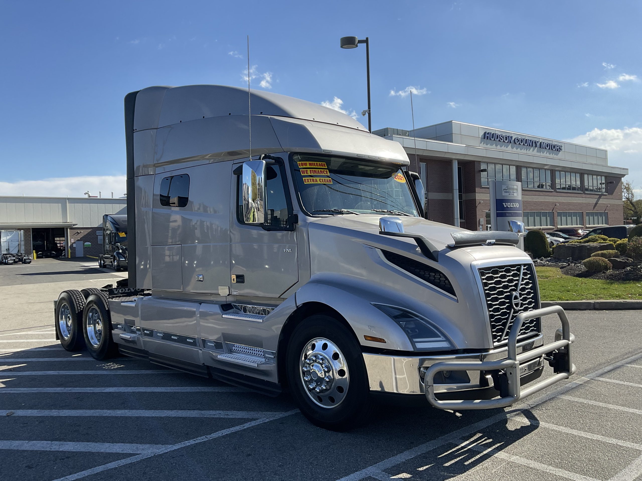 2021 VOLVO VNL64T740 - image 4 of 6