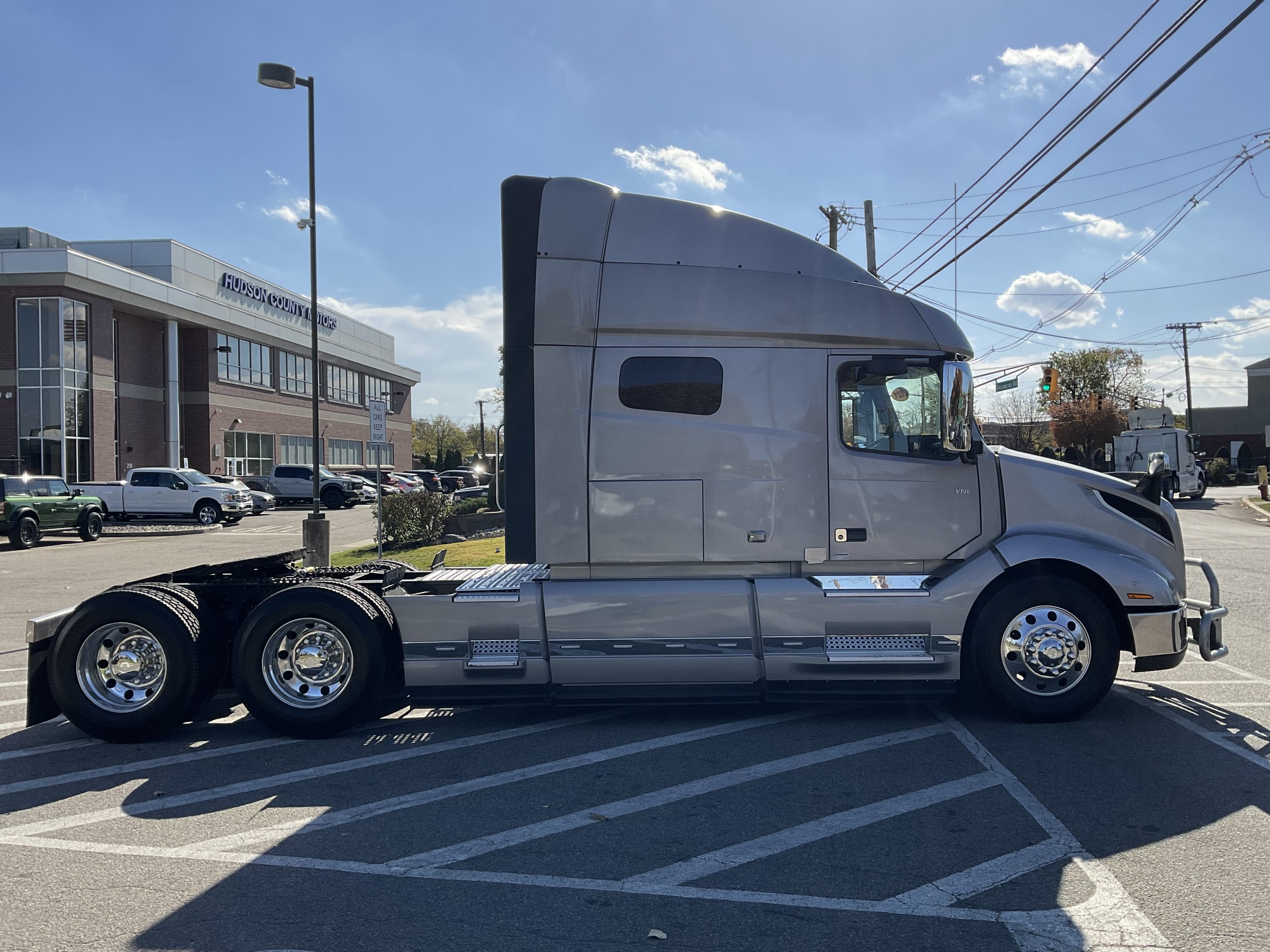 2021 VOLVO VNL64T740 - image 5 of 6