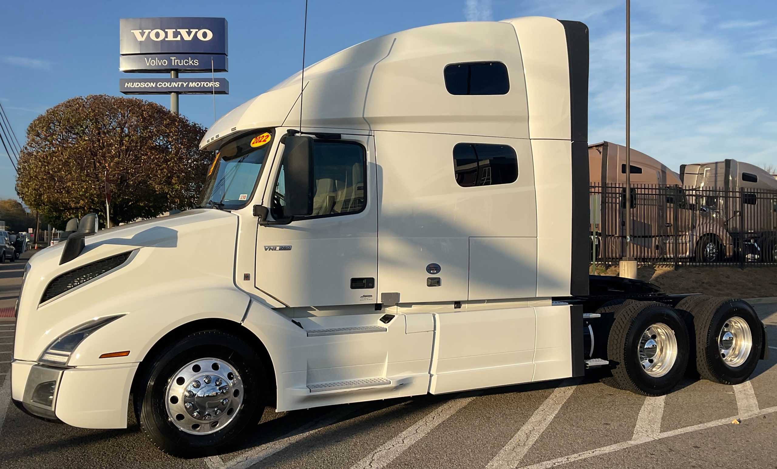 2022 VOLVO VNL64T760 - image 1 of 6