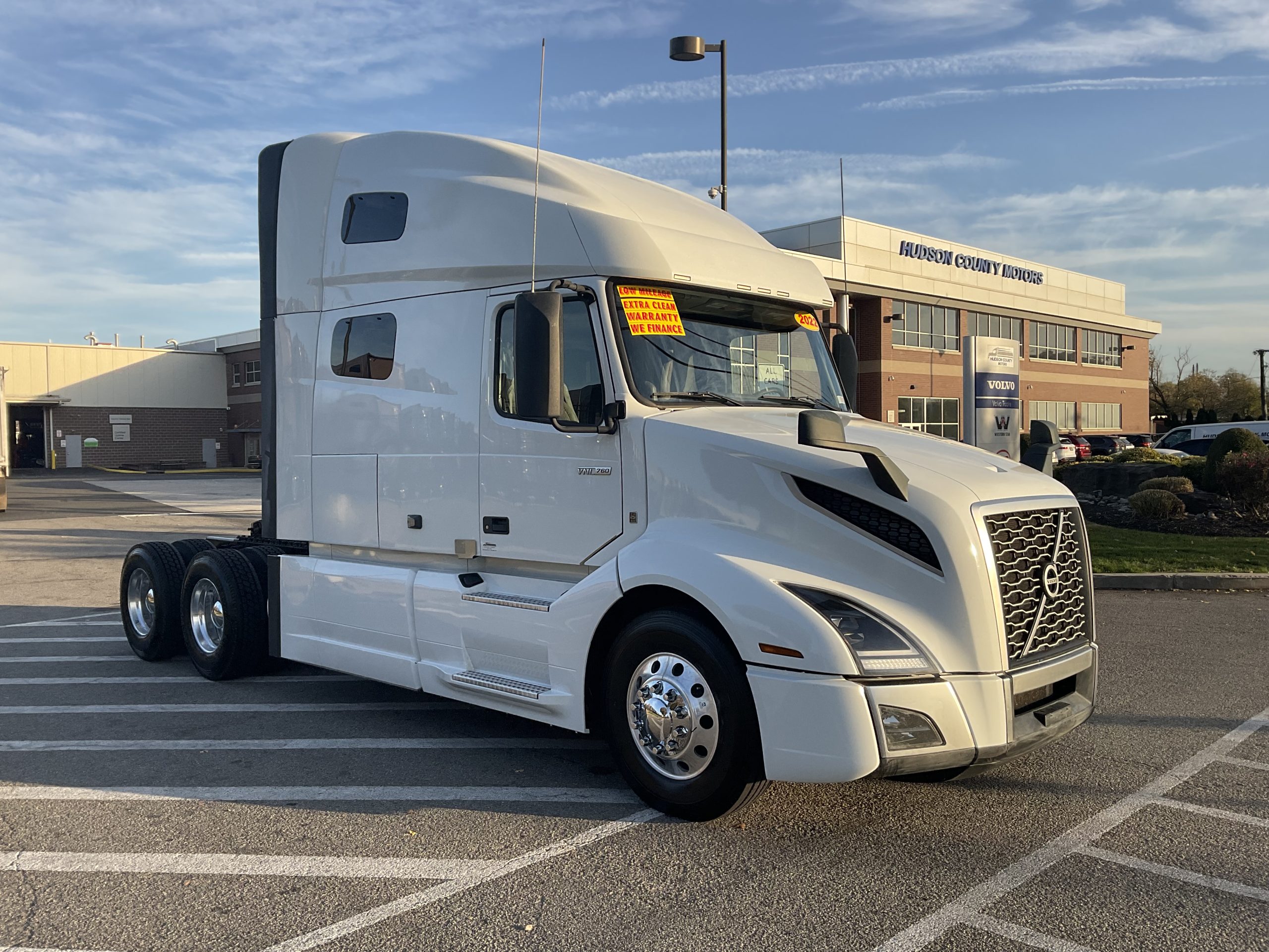 2022 VOLVO VNL64T760 - image 3 of 6