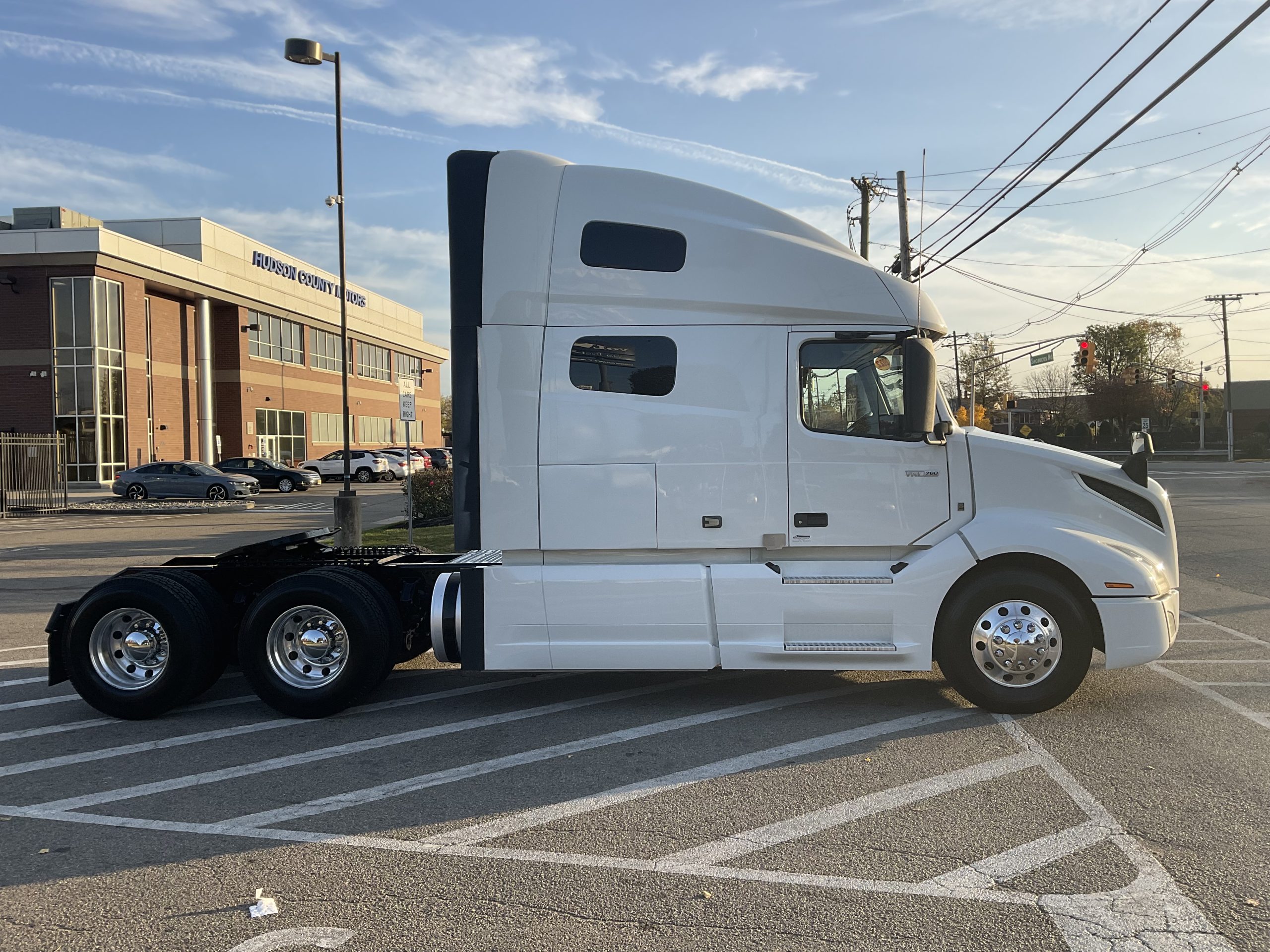 2022 VOLVO VNL64T760 - image 4 of 6