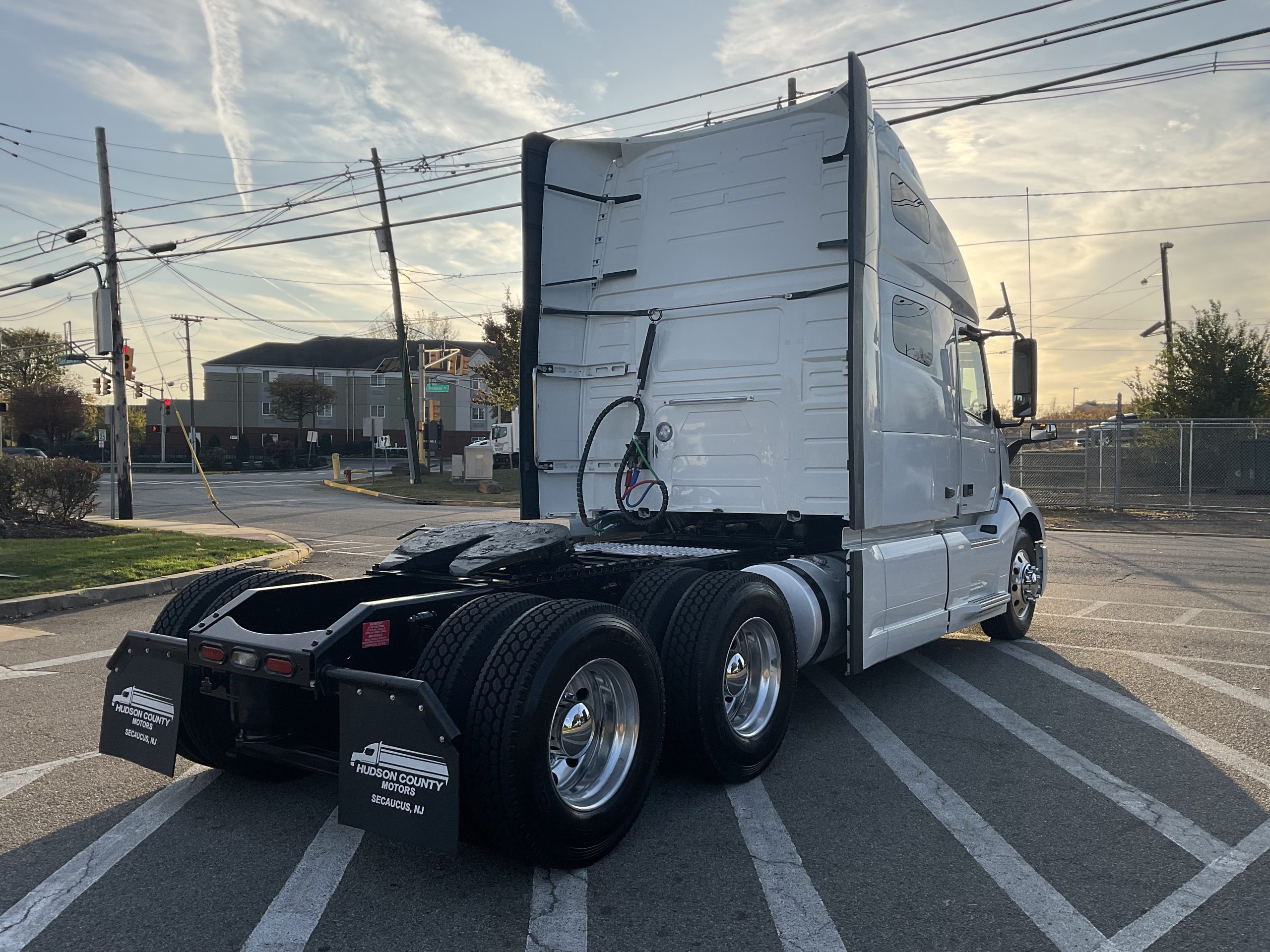 2022 VOLVO VNL64T760 - image 5 of 6