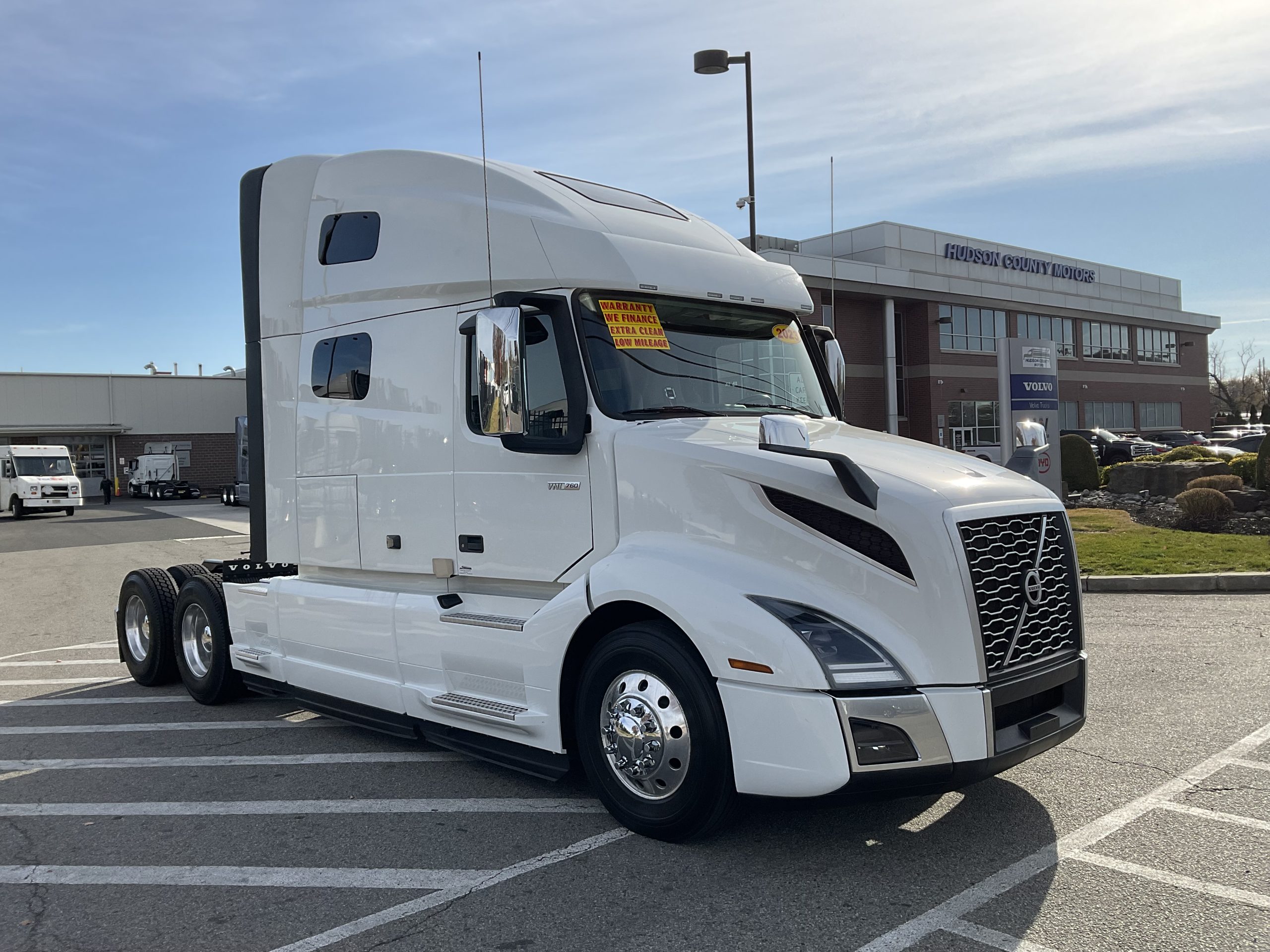 2023 VOLVO VNL64T760 - image 4 of 6