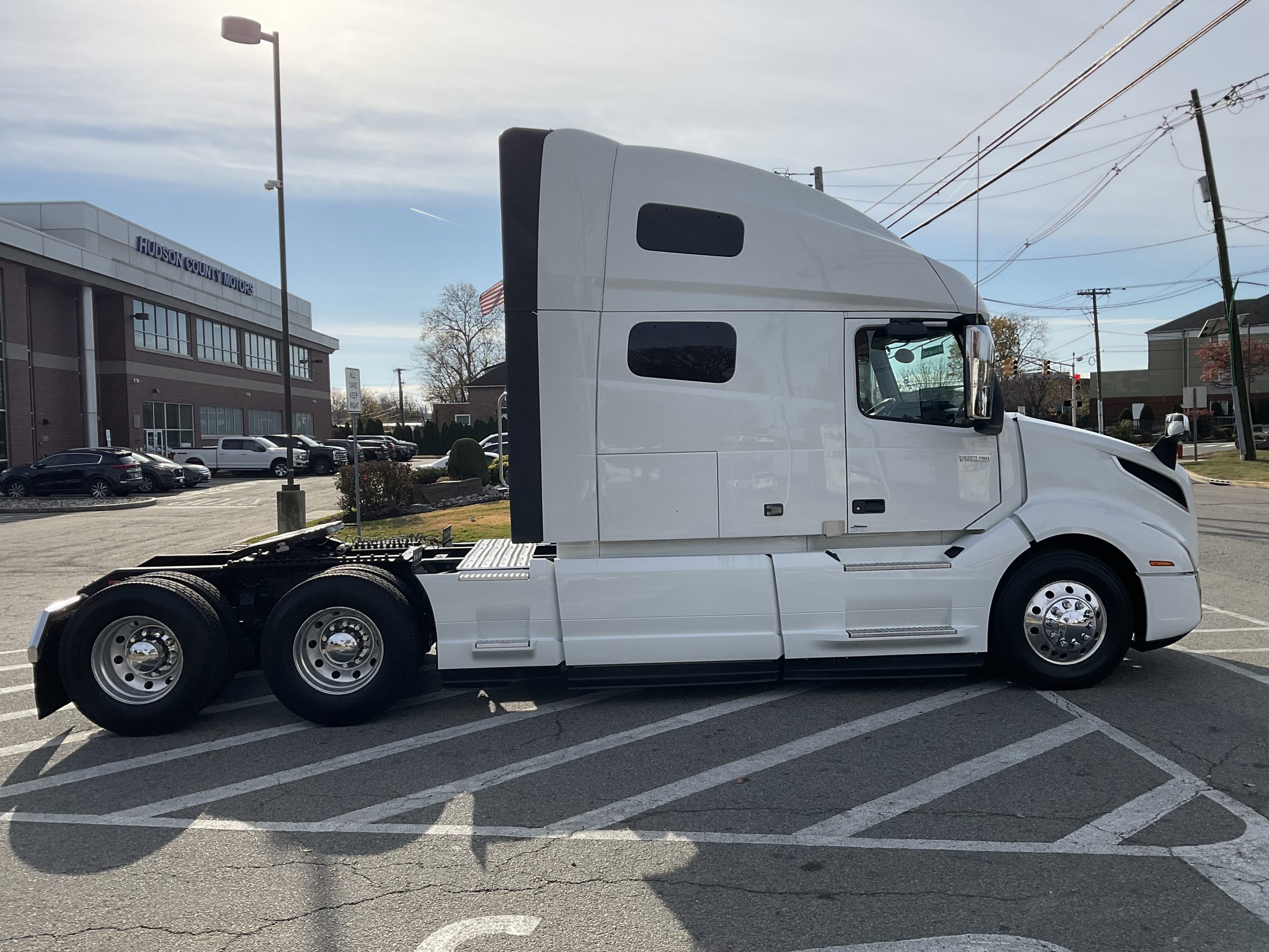 2023 VOLVO VNL64T760 - image 5 of 6