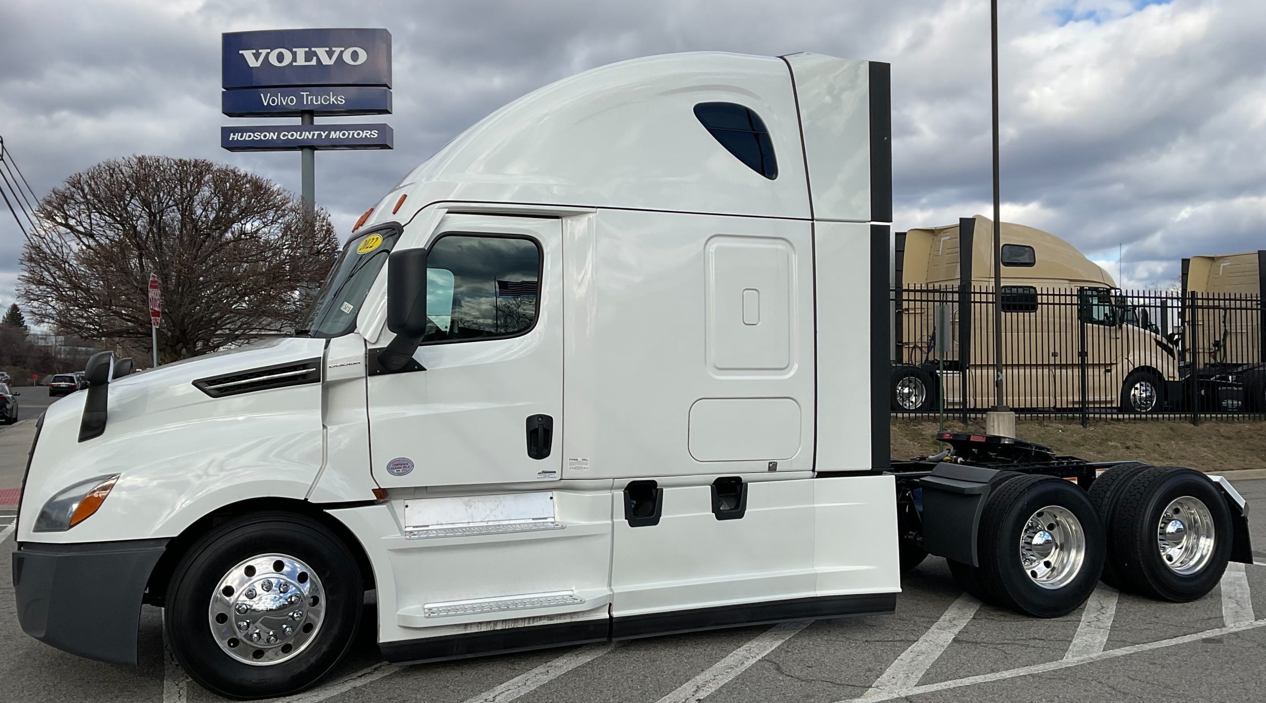 2022 FREIGHTLINER CASCADIA 126 - image 1 of 6