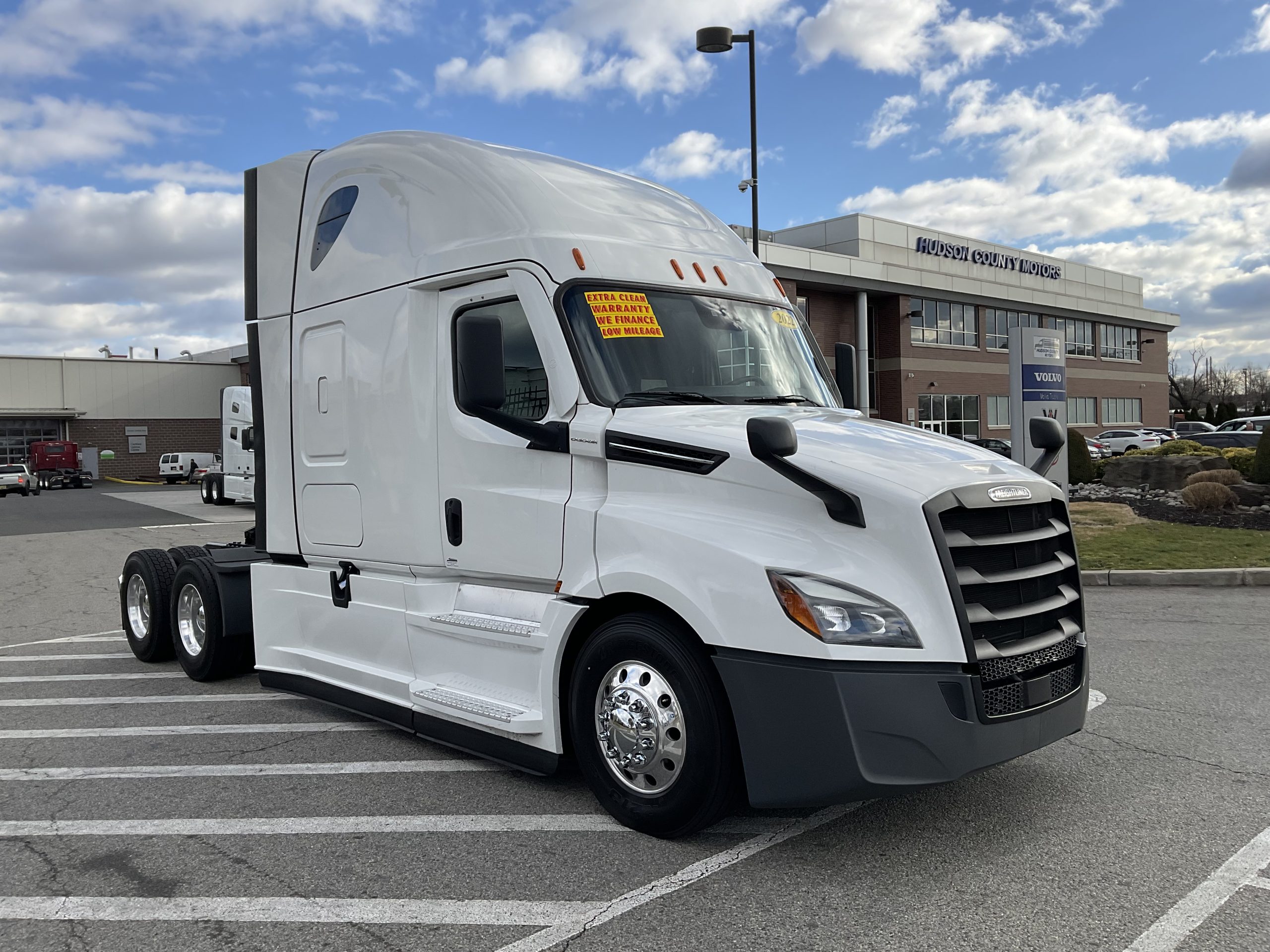 2022 FREIGHTLINER CASCADIA 126 - image 4 of 6