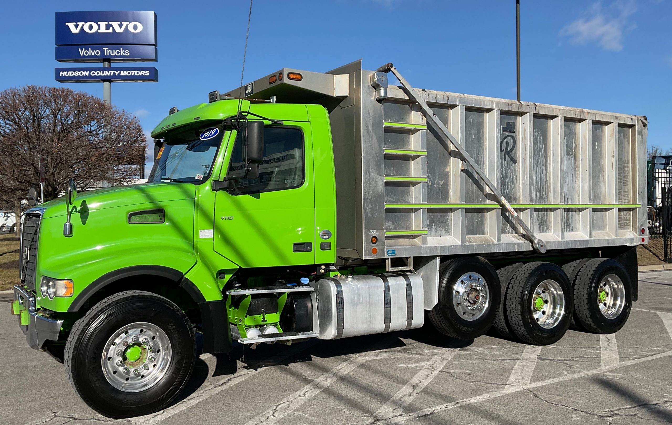 2019 VOLVO VHD84F300 - image 1 of 6