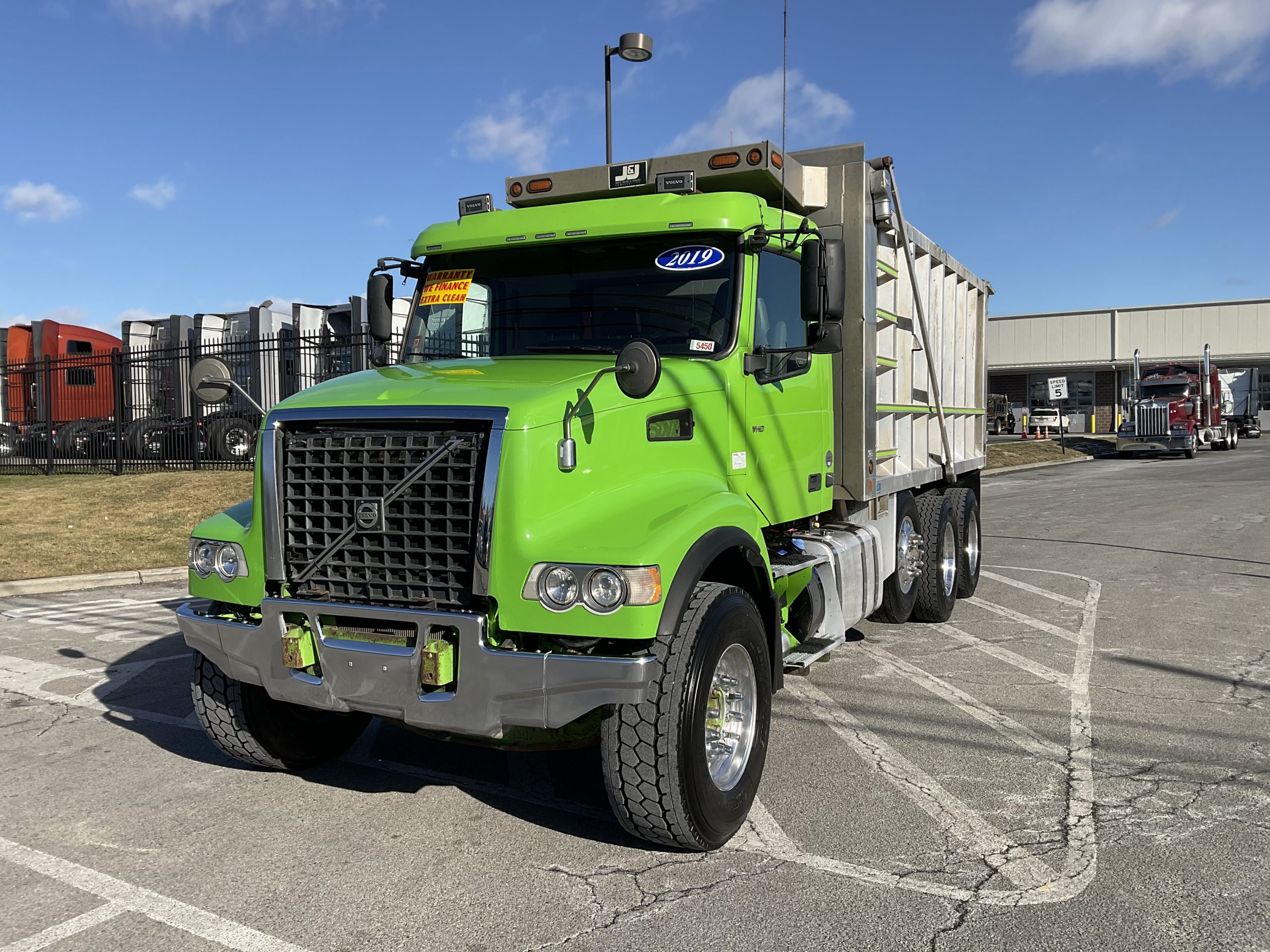 2019 VOLVO VHD84F300 - image 2 of 6