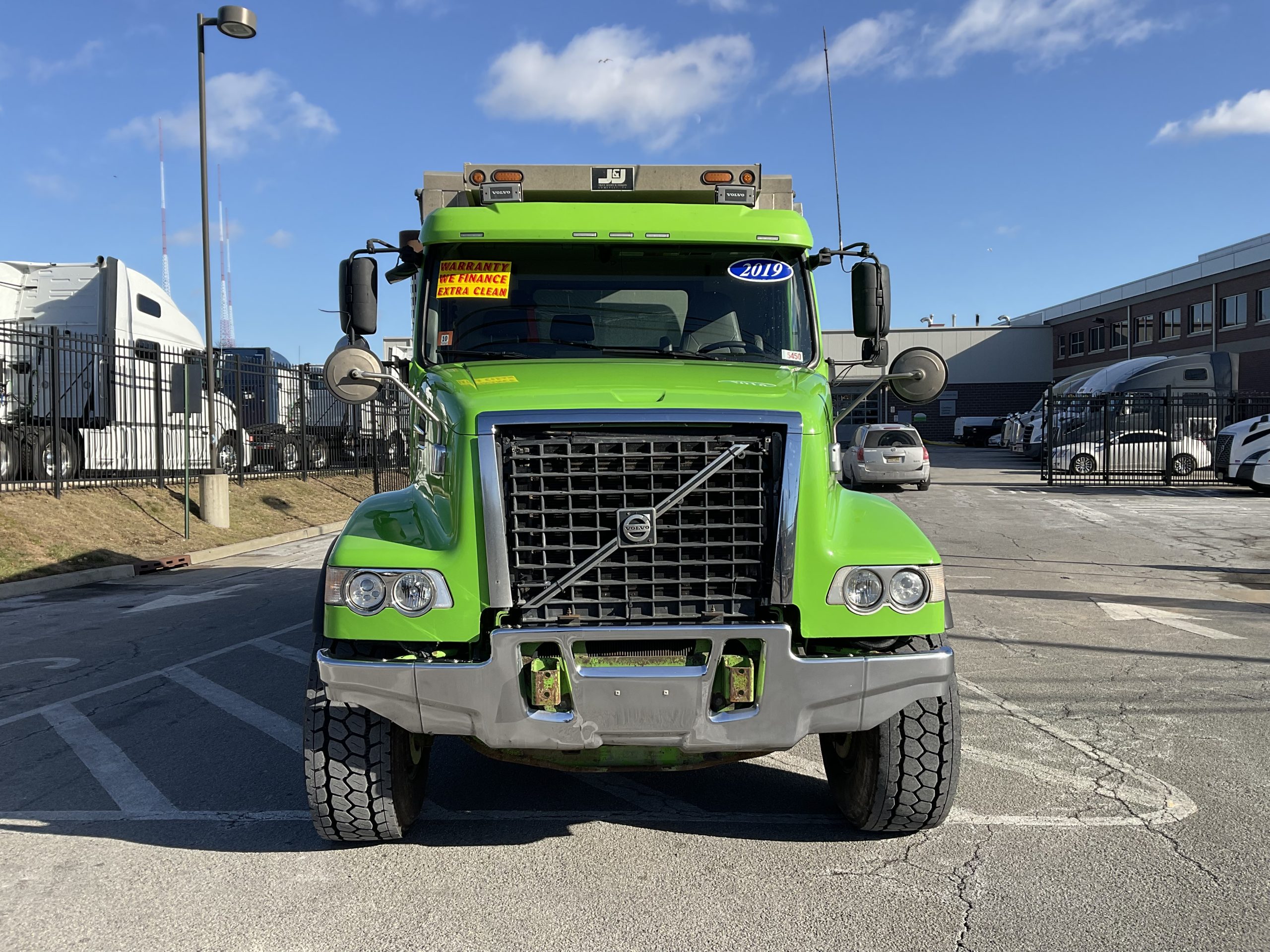 2019 VOLVO VHD84F300 - image 3 of 6