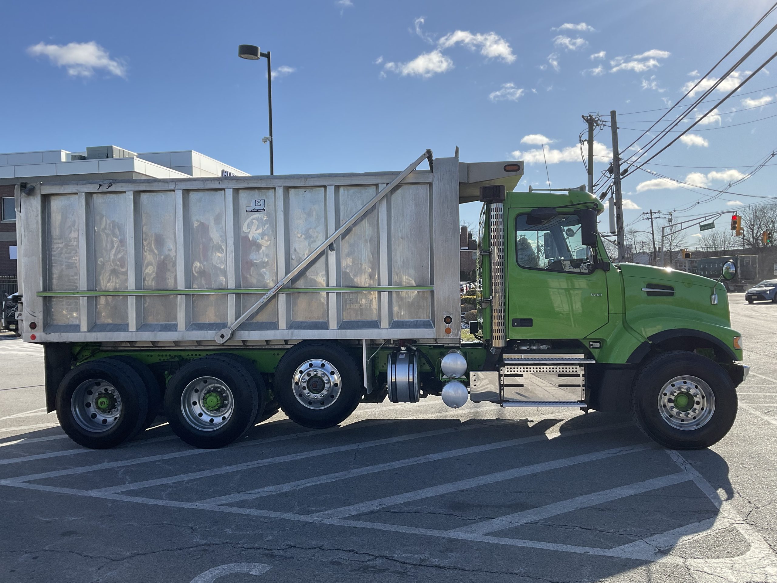 2019 VOLVO VHD84F300 - image 5 of 6