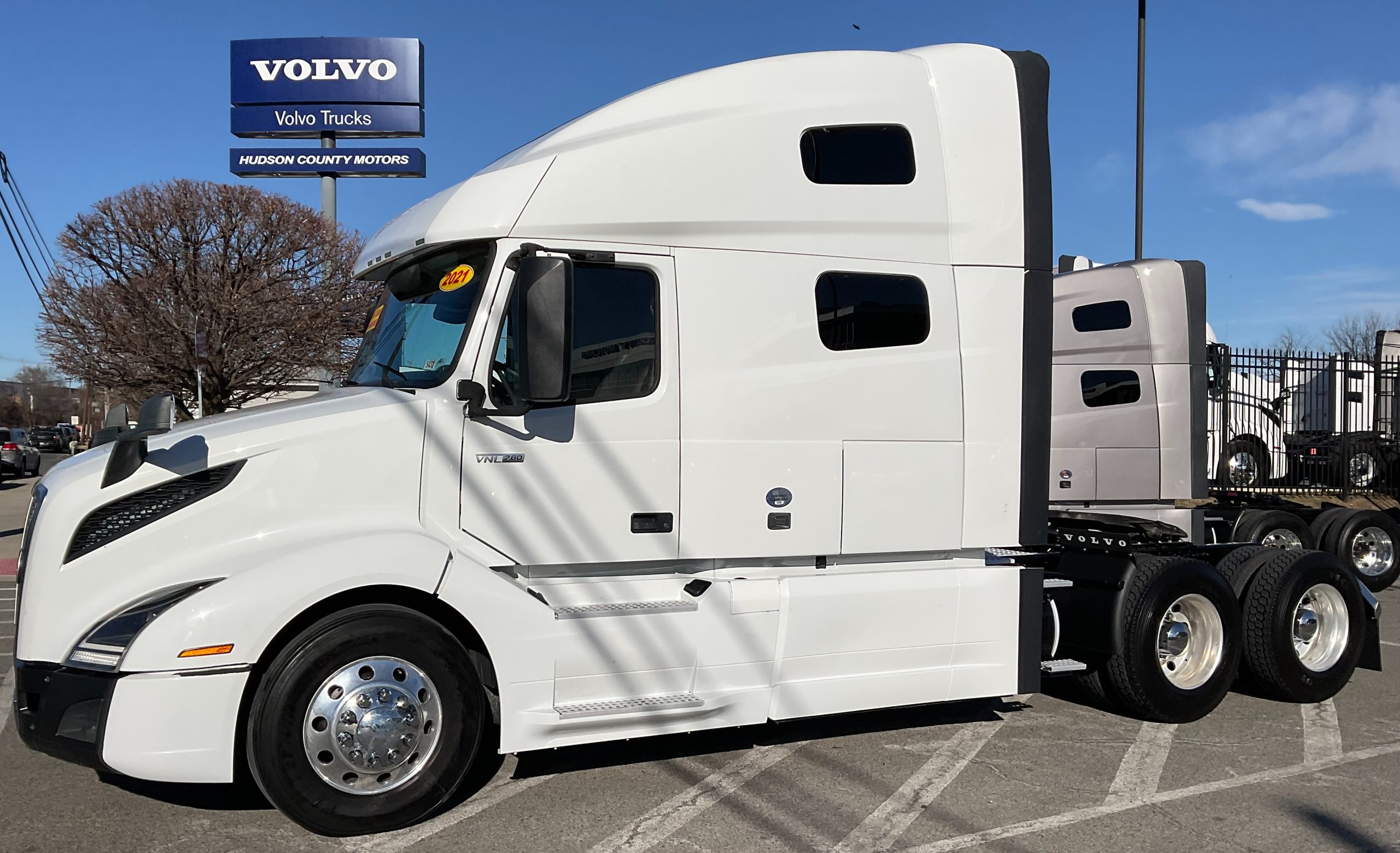 2021 VOLVO VNL64T760 - image 1 of 6