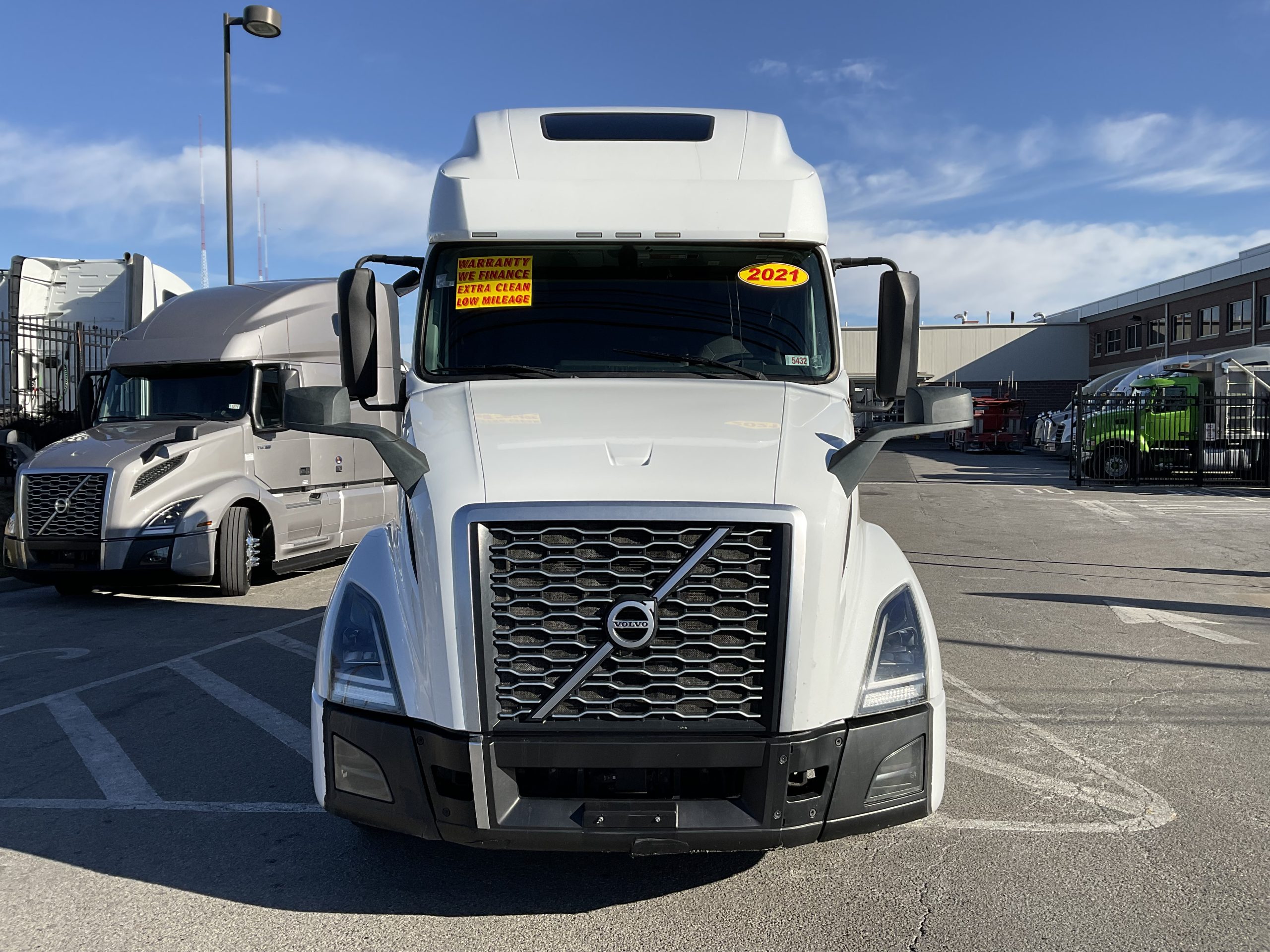 2021 VOLVO VNL64T760 - image 3 of 6