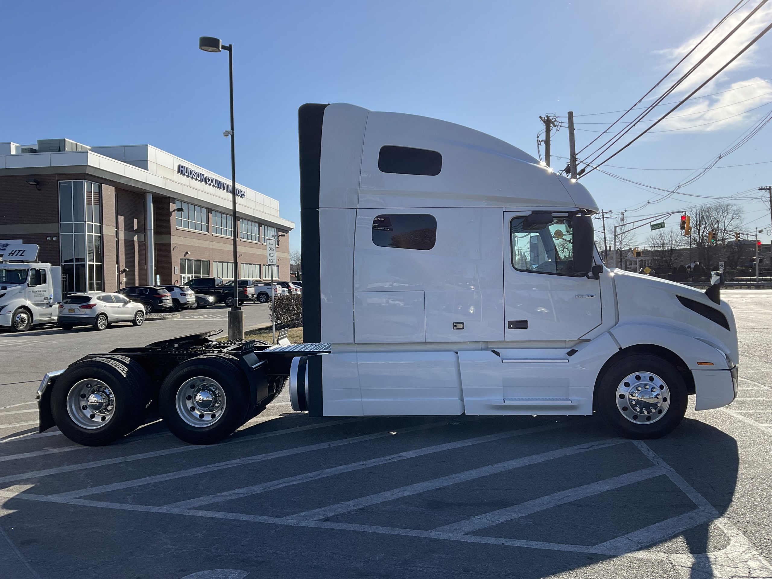 2021 VOLVO VNL64T760 - image 5 of 6