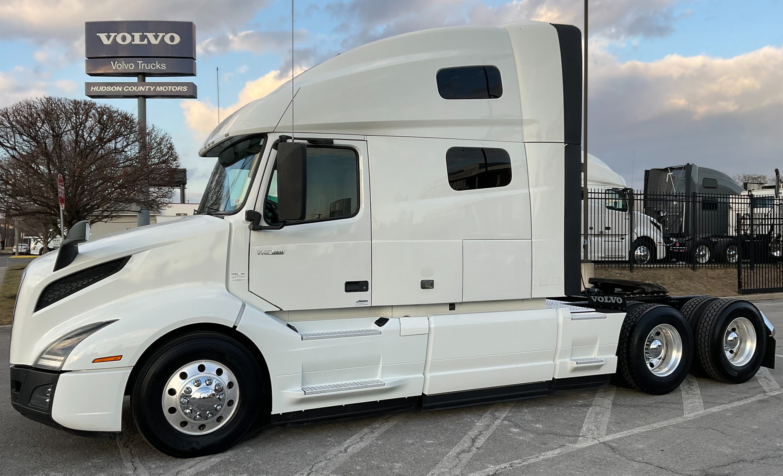 2021 VOLVO VNL64T760 - image 1 of 6