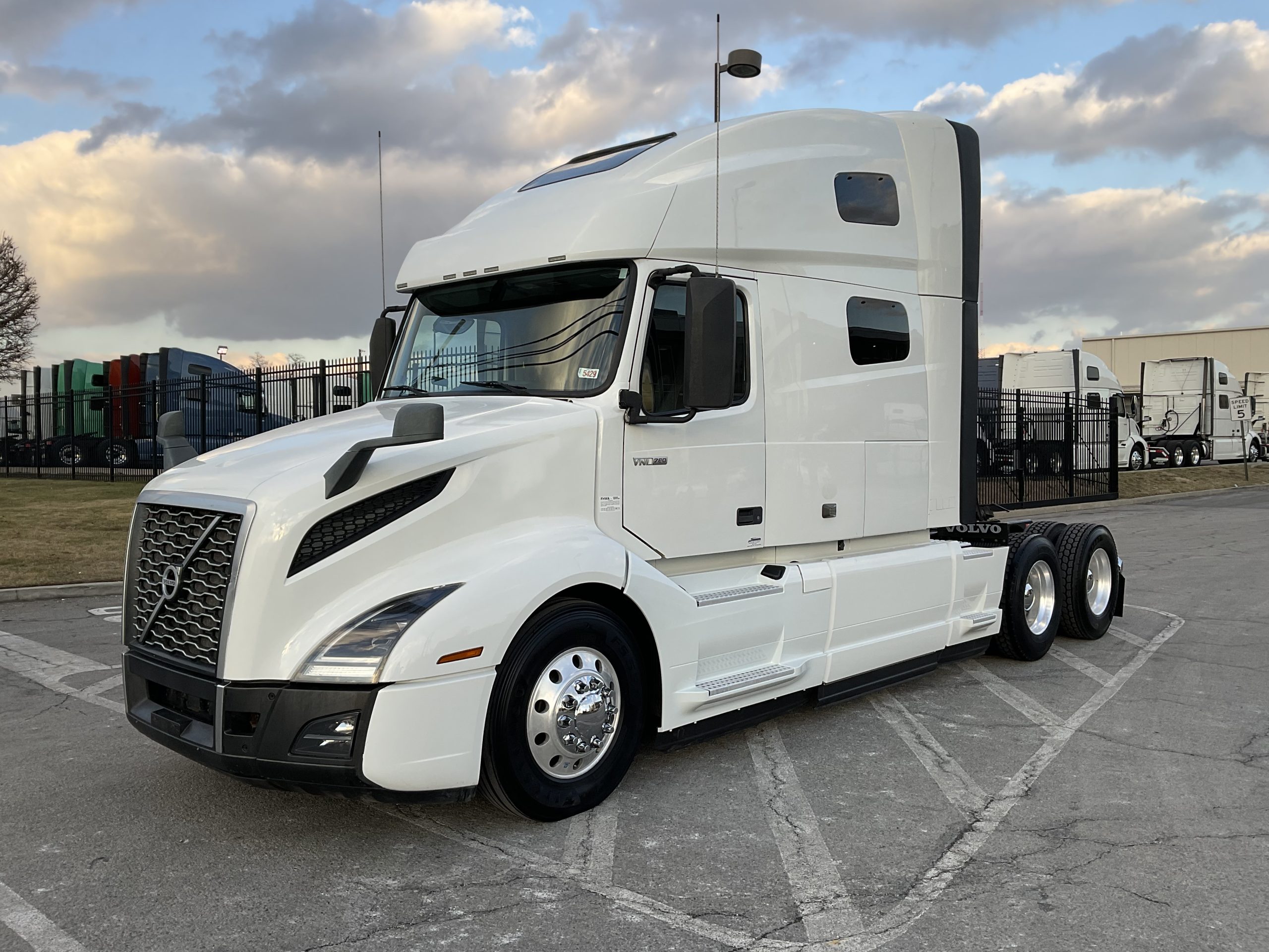 2021 VOLVO VNL64T760 - image 2 of 6