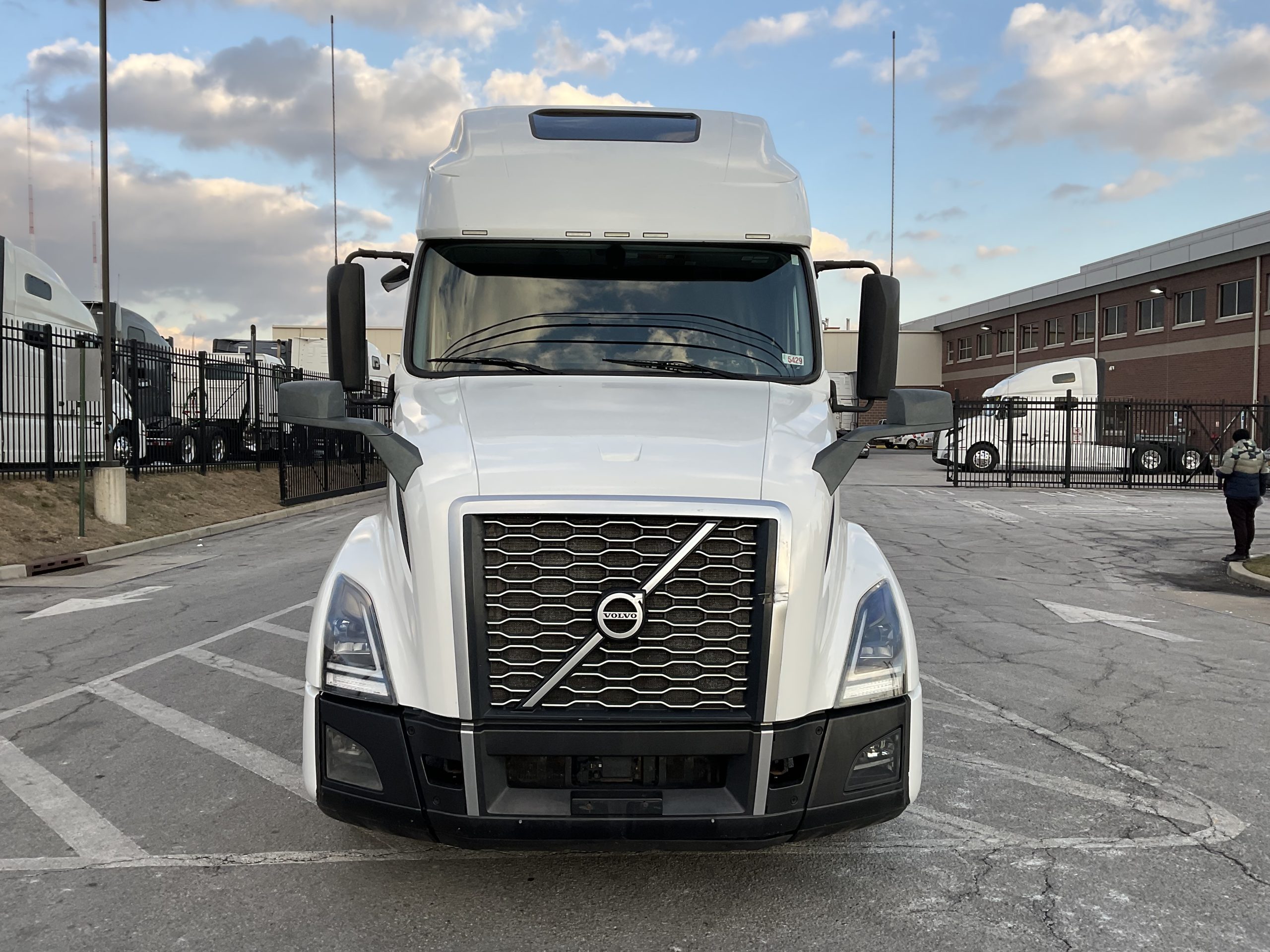 2021 VOLVO VNL64T760 - image 3 of 6