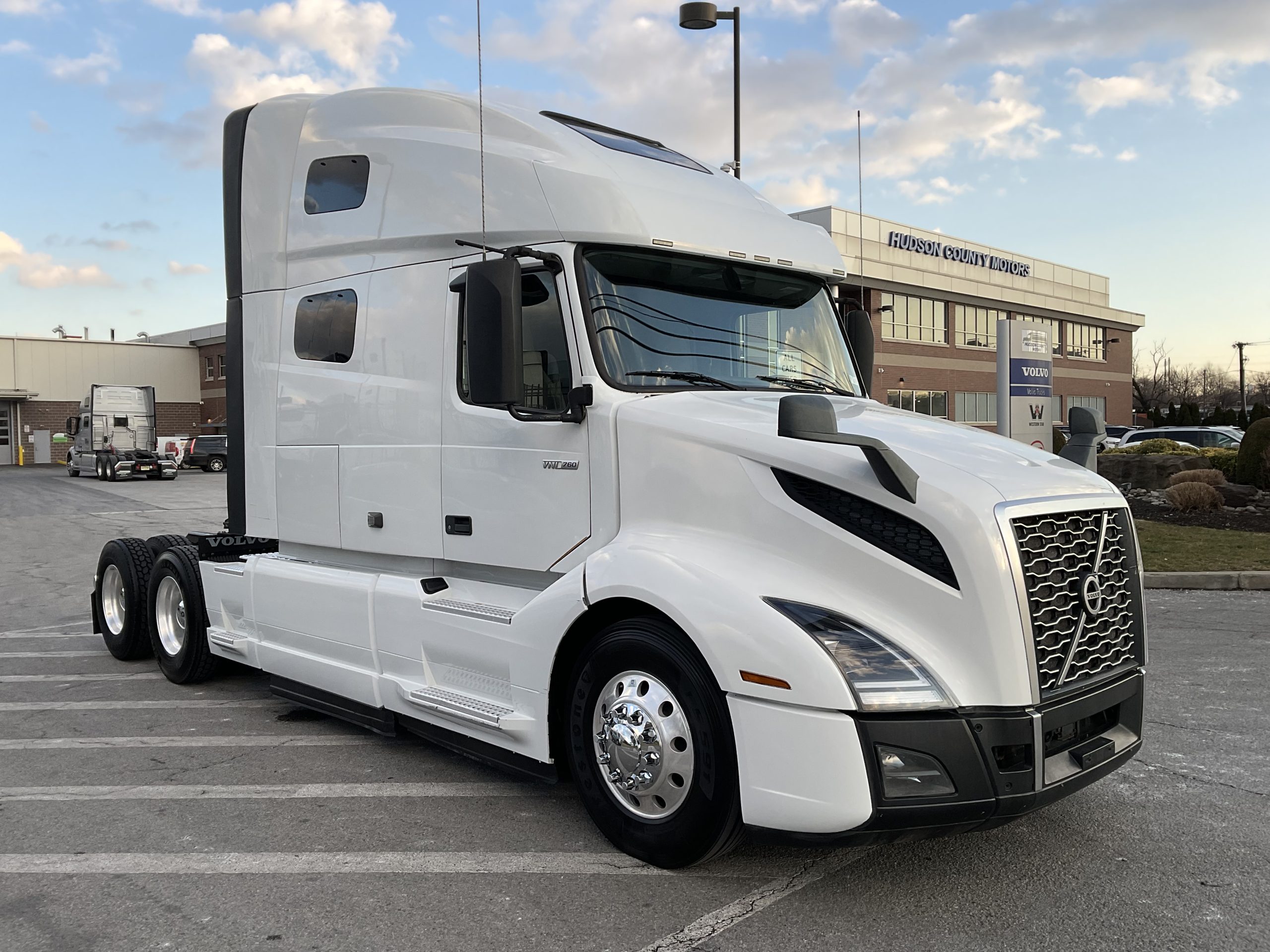 2021 VOLVO VNL64T760 - image 4 of 6