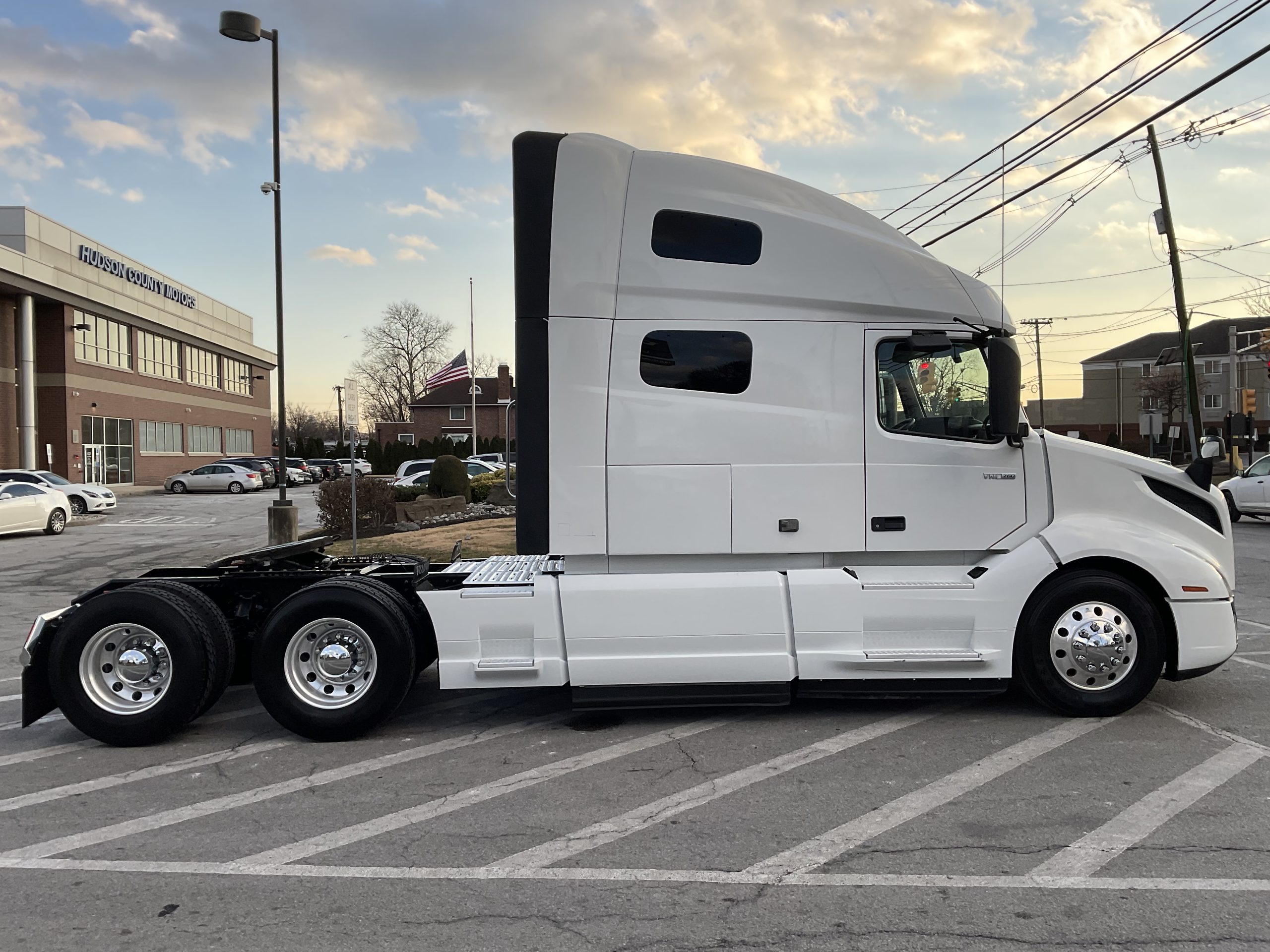 2021 VOLVO VNL64T760 - image 5 of 6