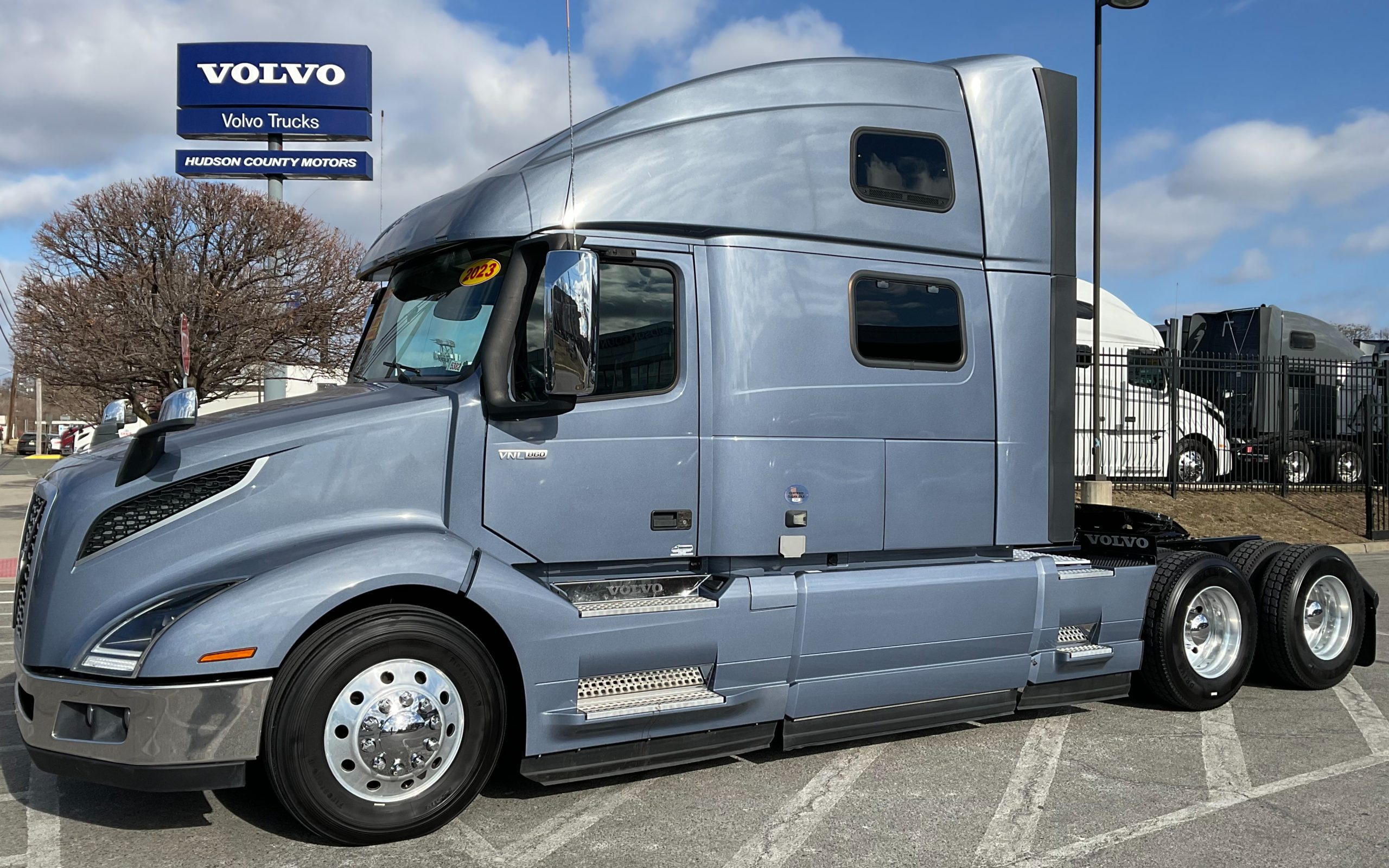 2023 VOLVO VNL64T860 - image 1 of 6