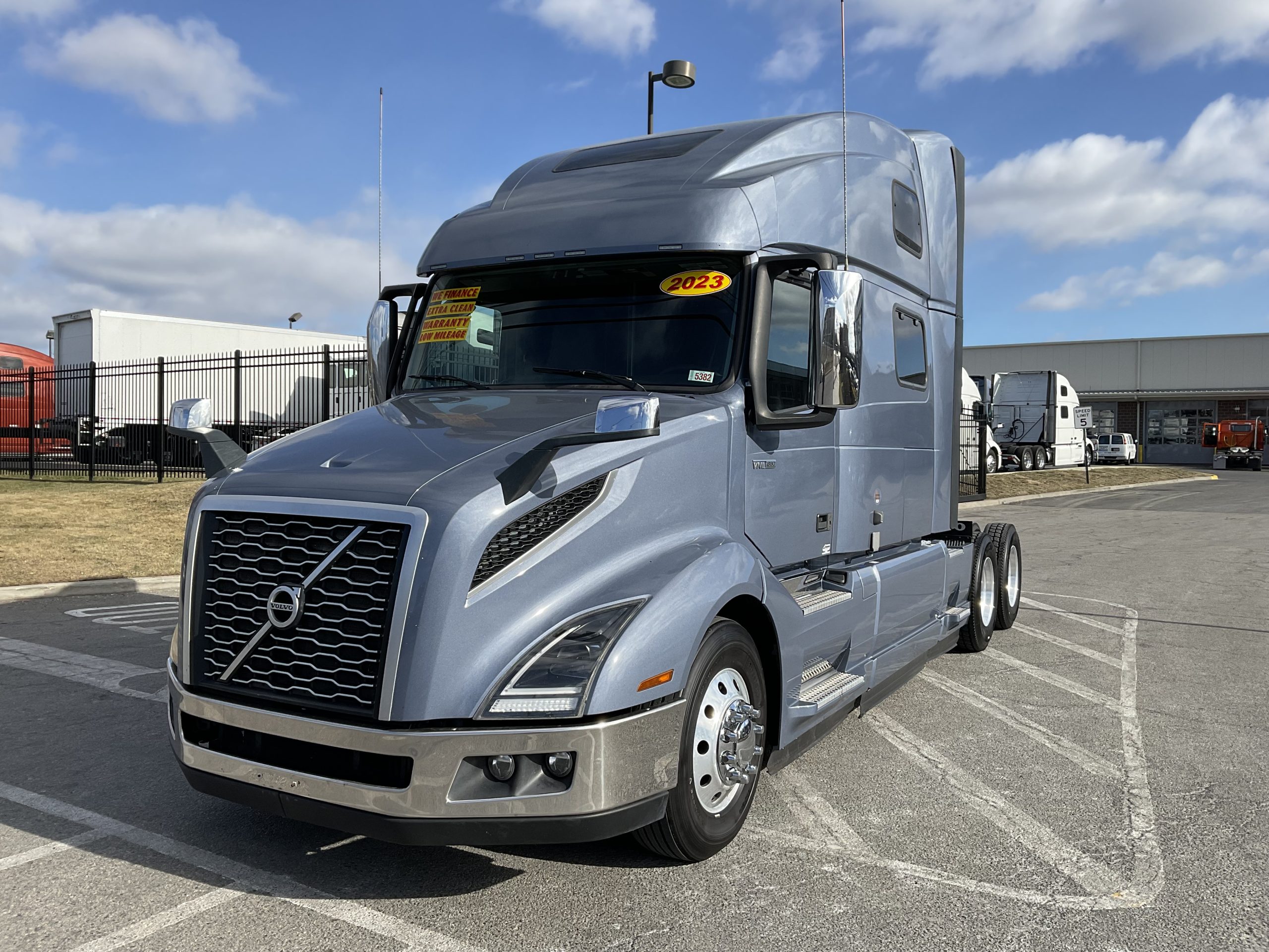 2023 VOLVO VNL64T860 - image 2 of 6