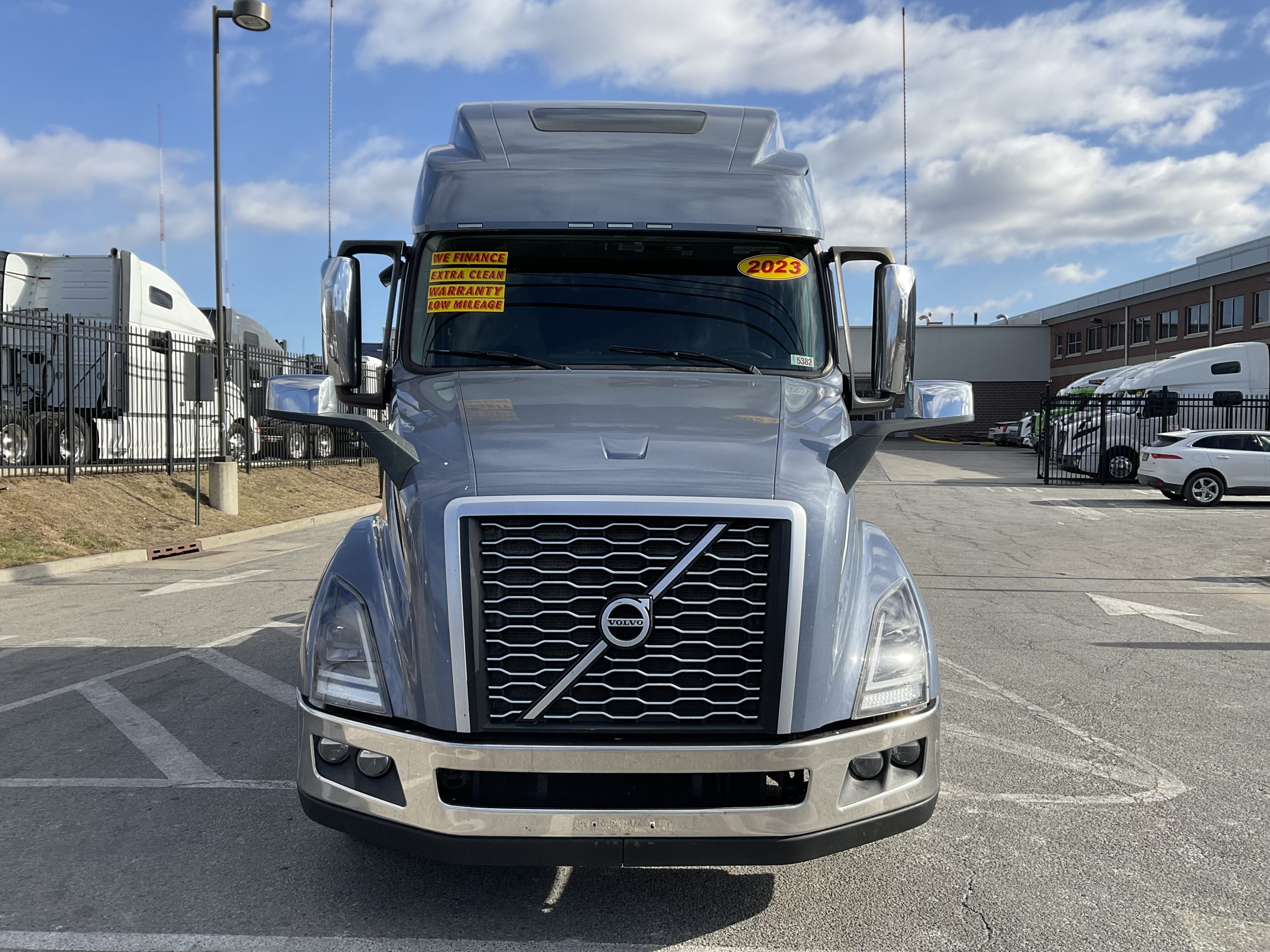 2023 VOLVO VNL64T860 - image 3 of 6