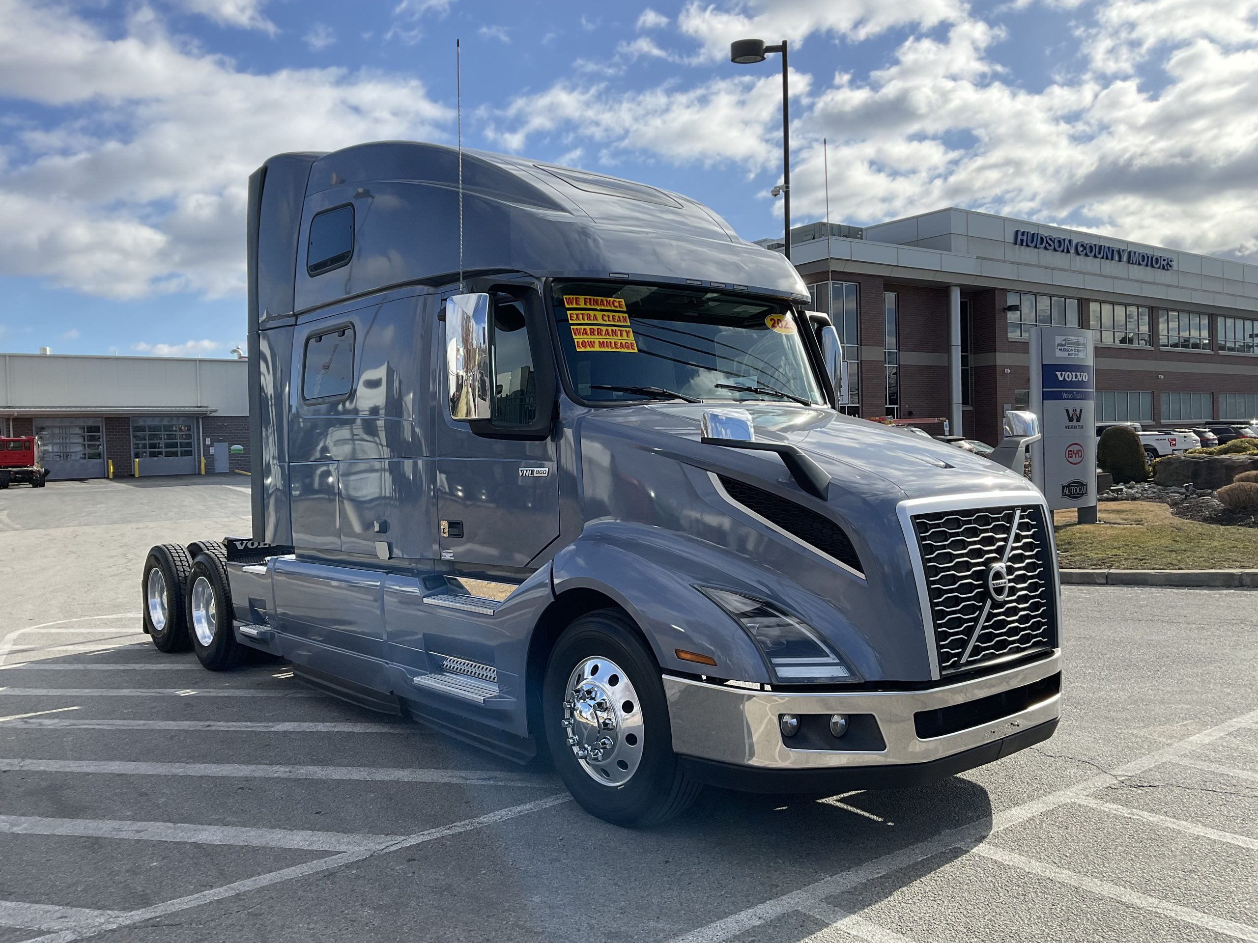 2023 VOLVO VNL64T860 - image 4 of 6