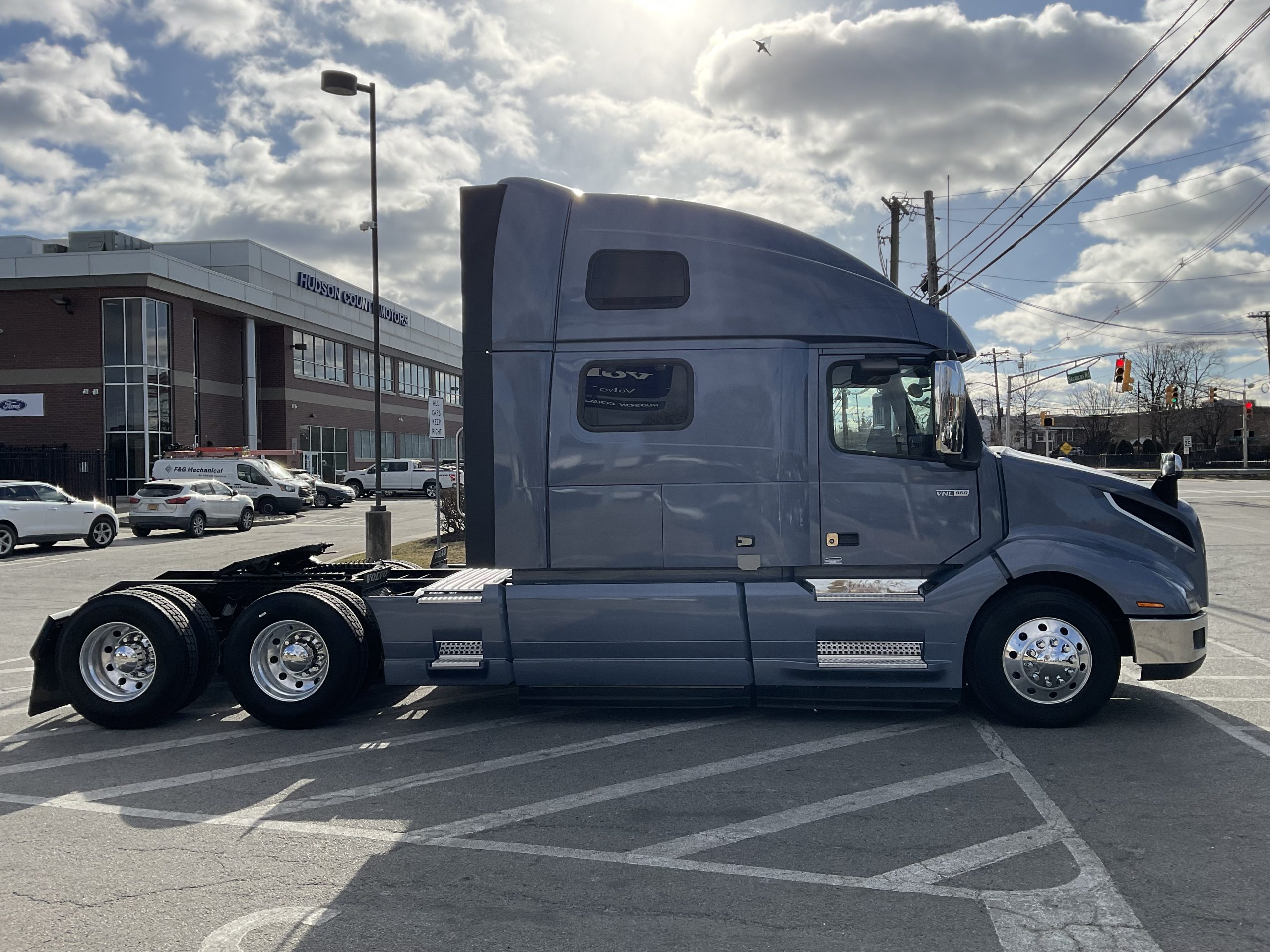 2023 VOLVO VNL64T860 - image 5 of 6