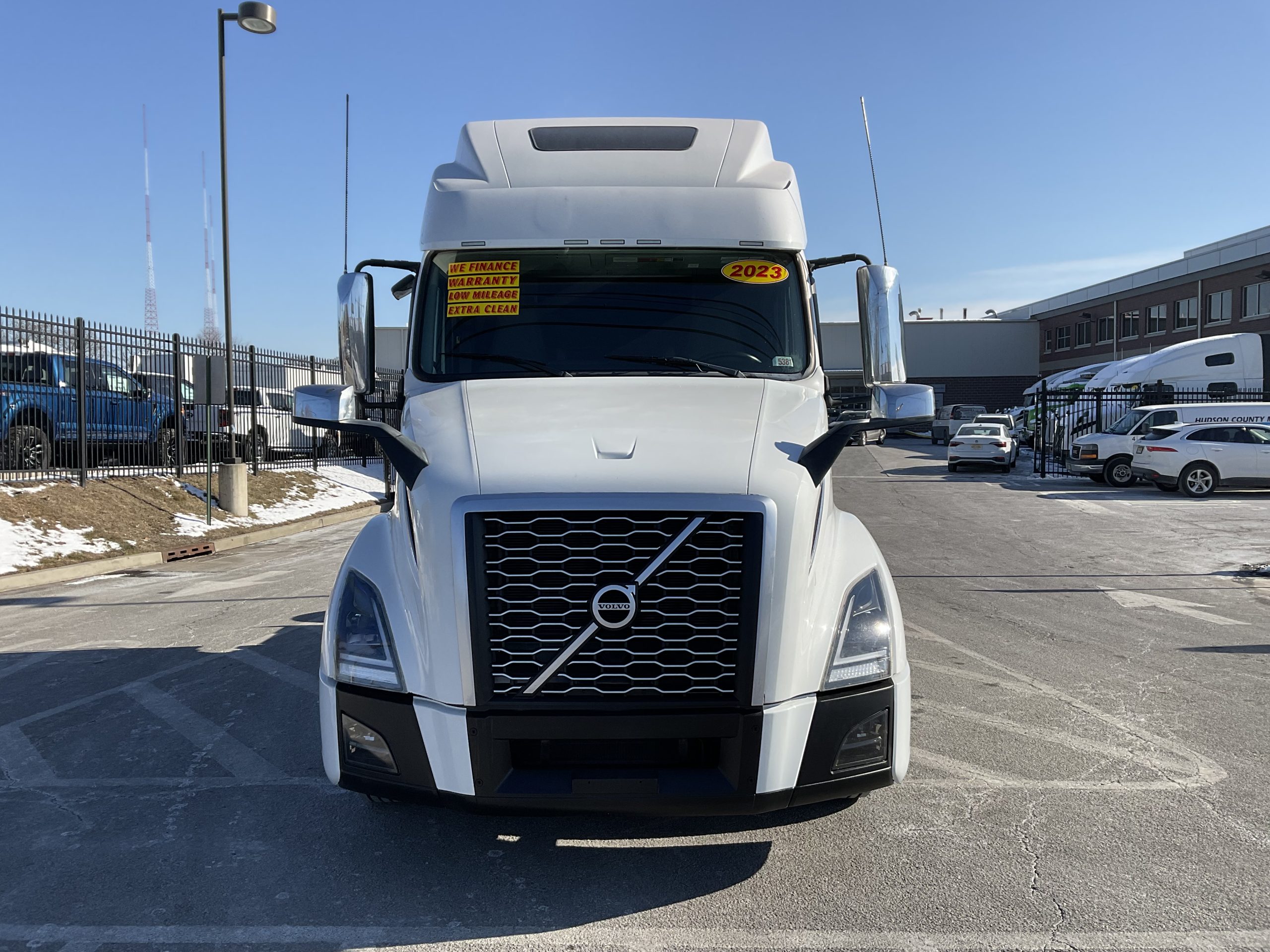 2023 VOLVO VNL64T860 - image 3 of 6