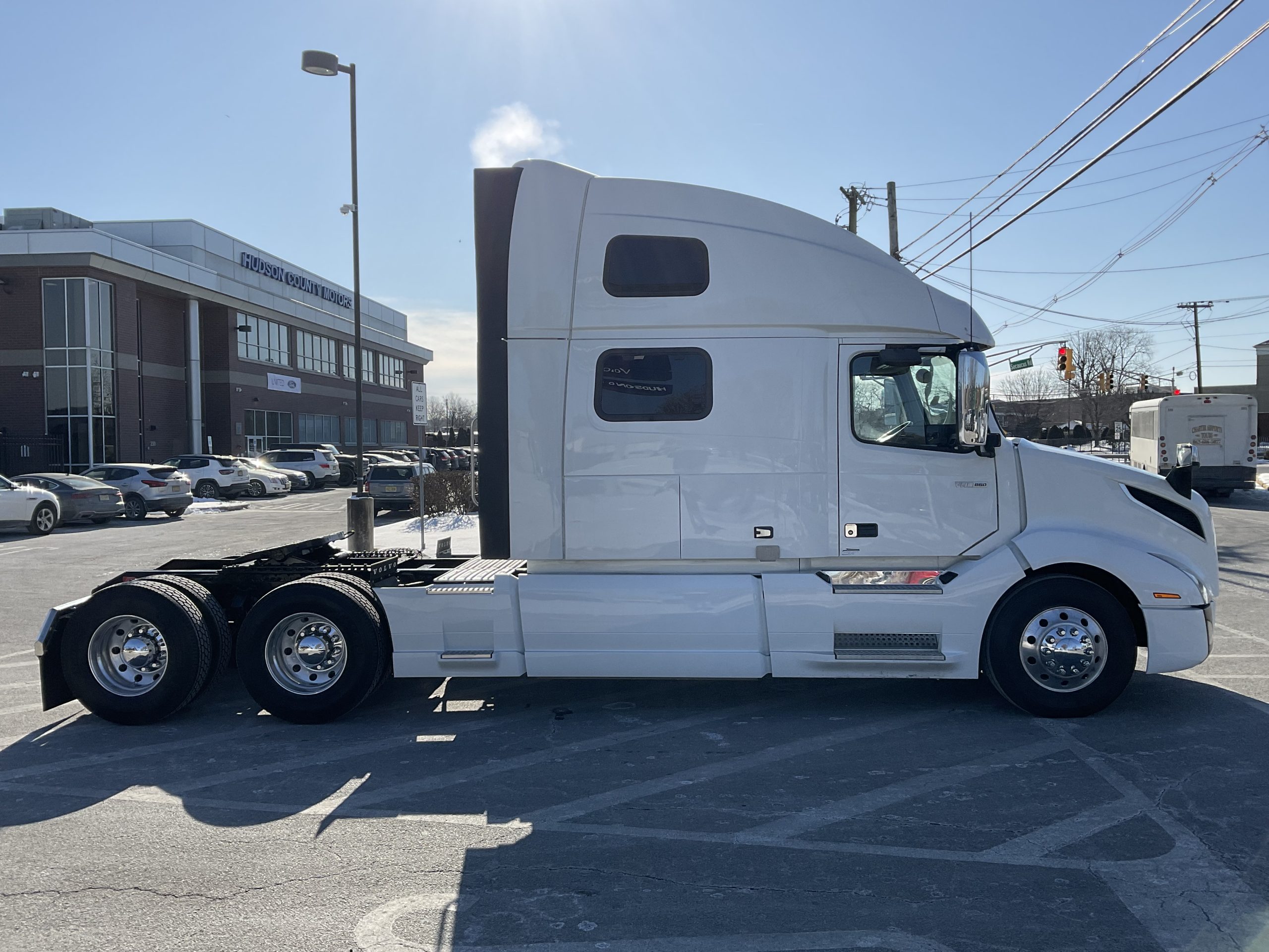 2023 VOLVO VNL64T860 - image 5 of 6