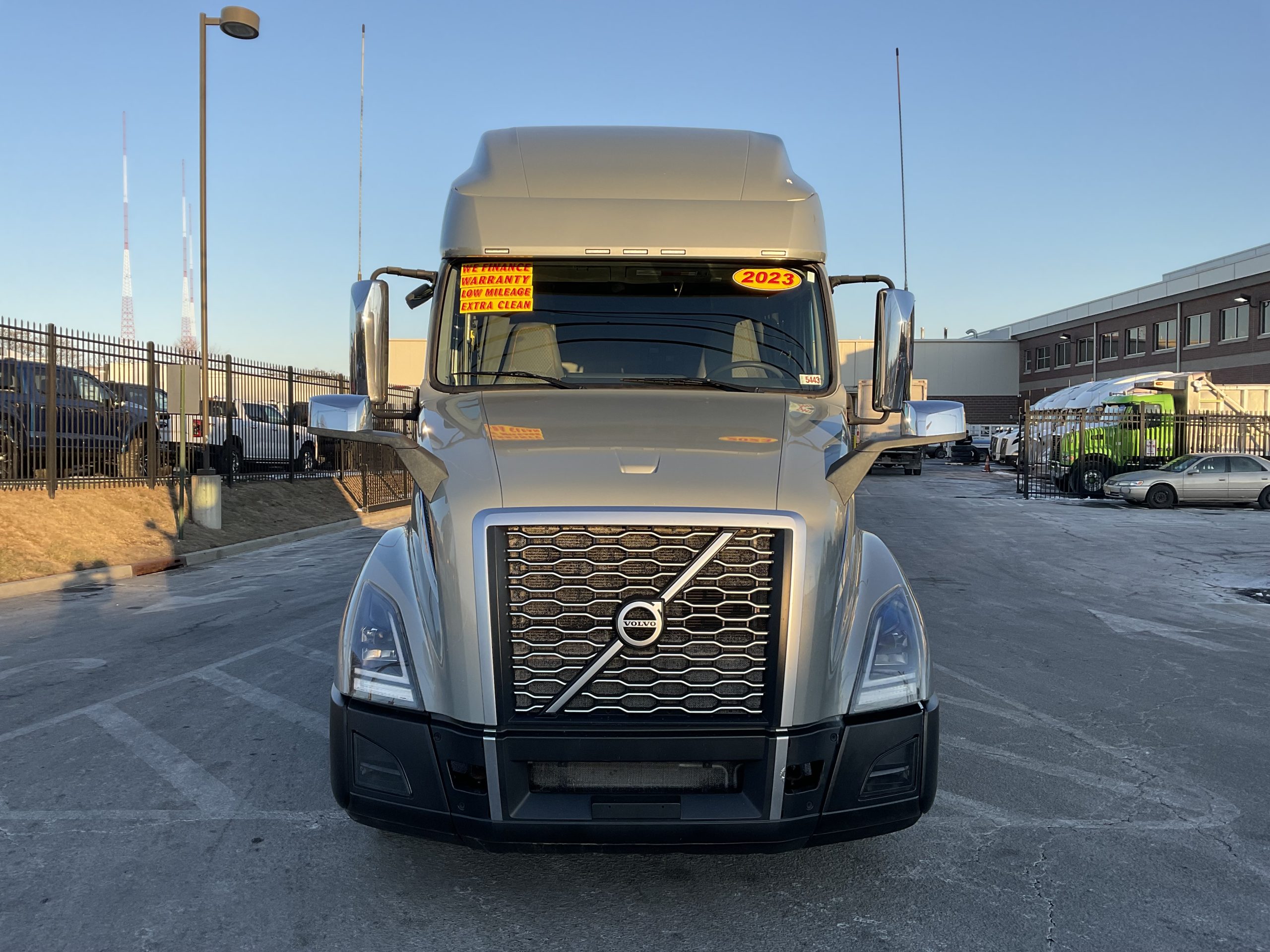 2023 VOLVO VNL64T760 - image 3 of 6