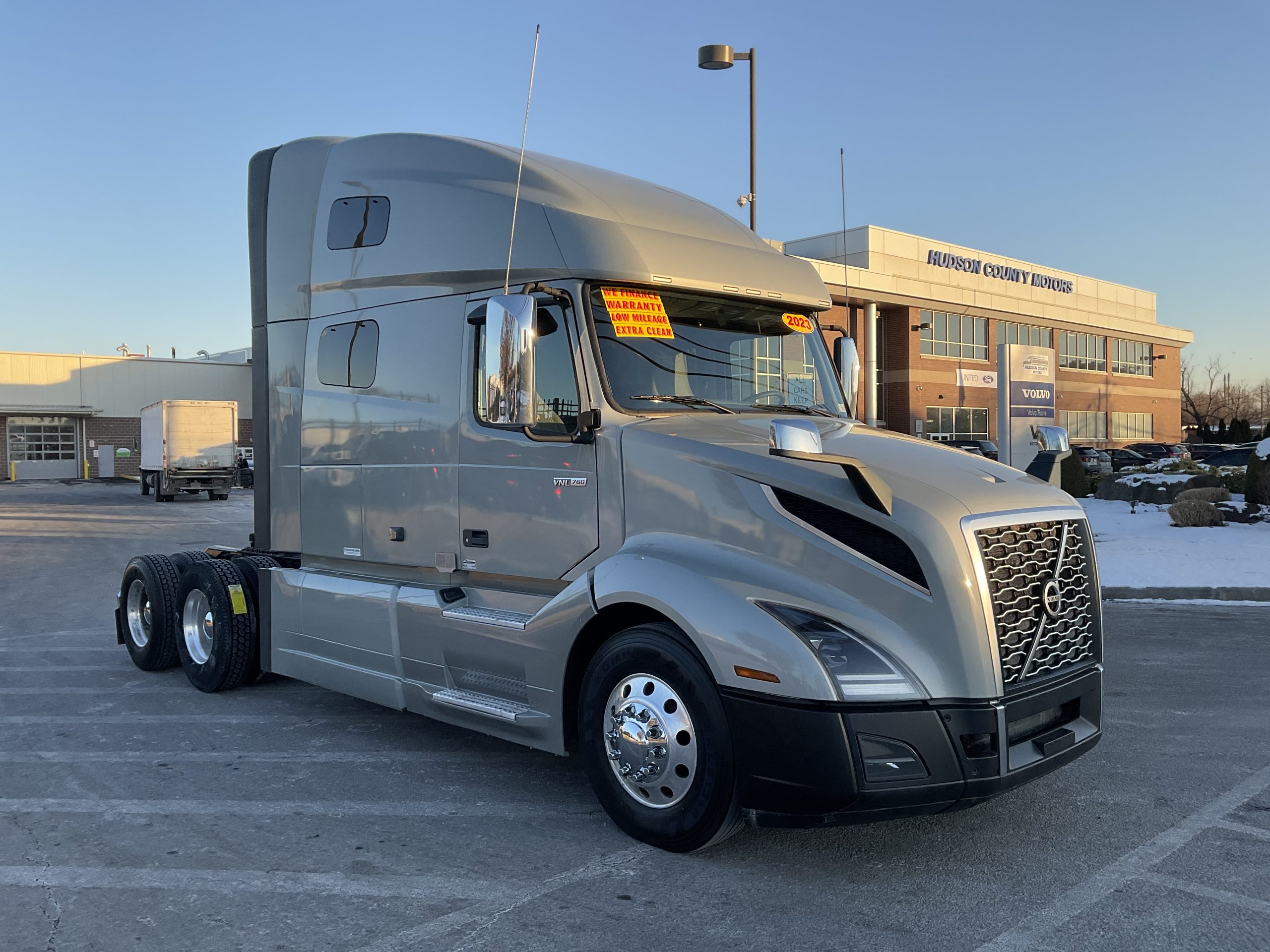 2023 VOLVO VNL64T760 - image 4 of 6